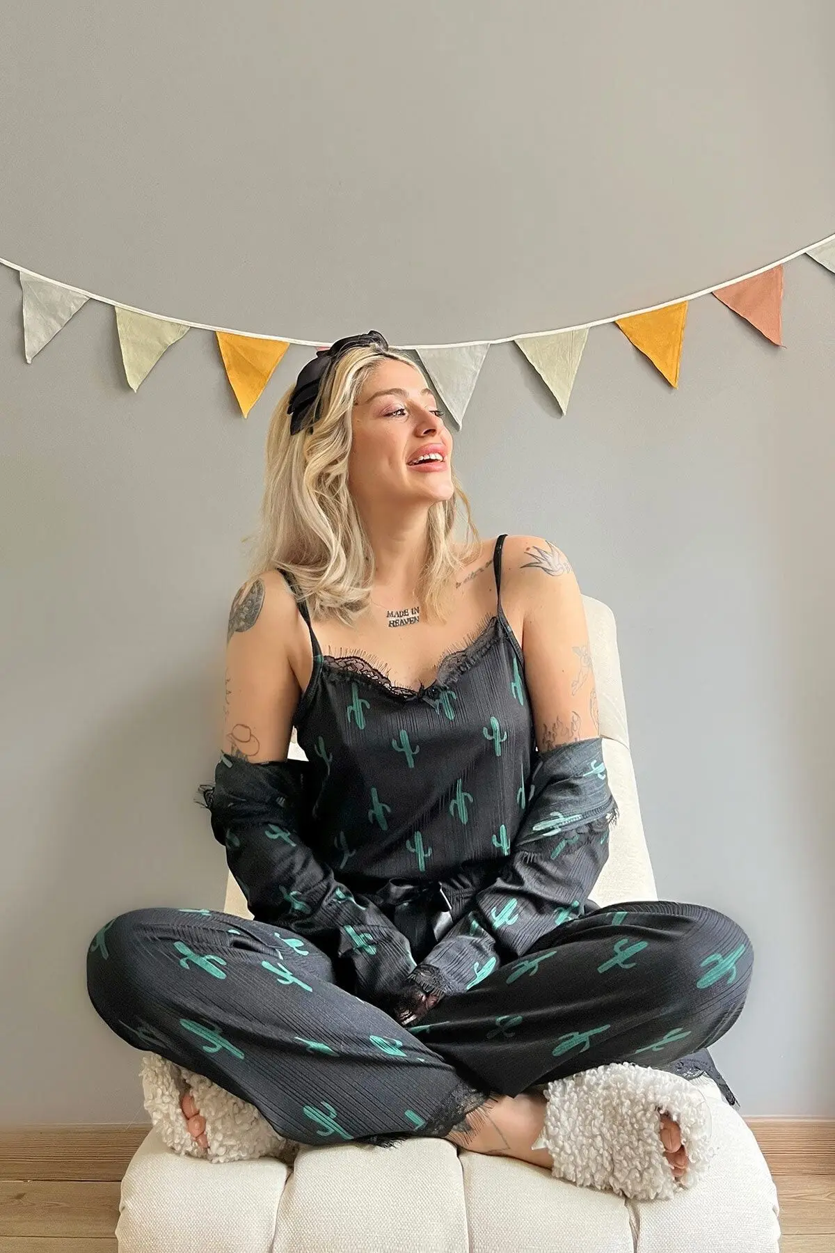 Kadın Siyah Kaktüs Desenli Sabahlıklı Pegasus Pijama Takımı
