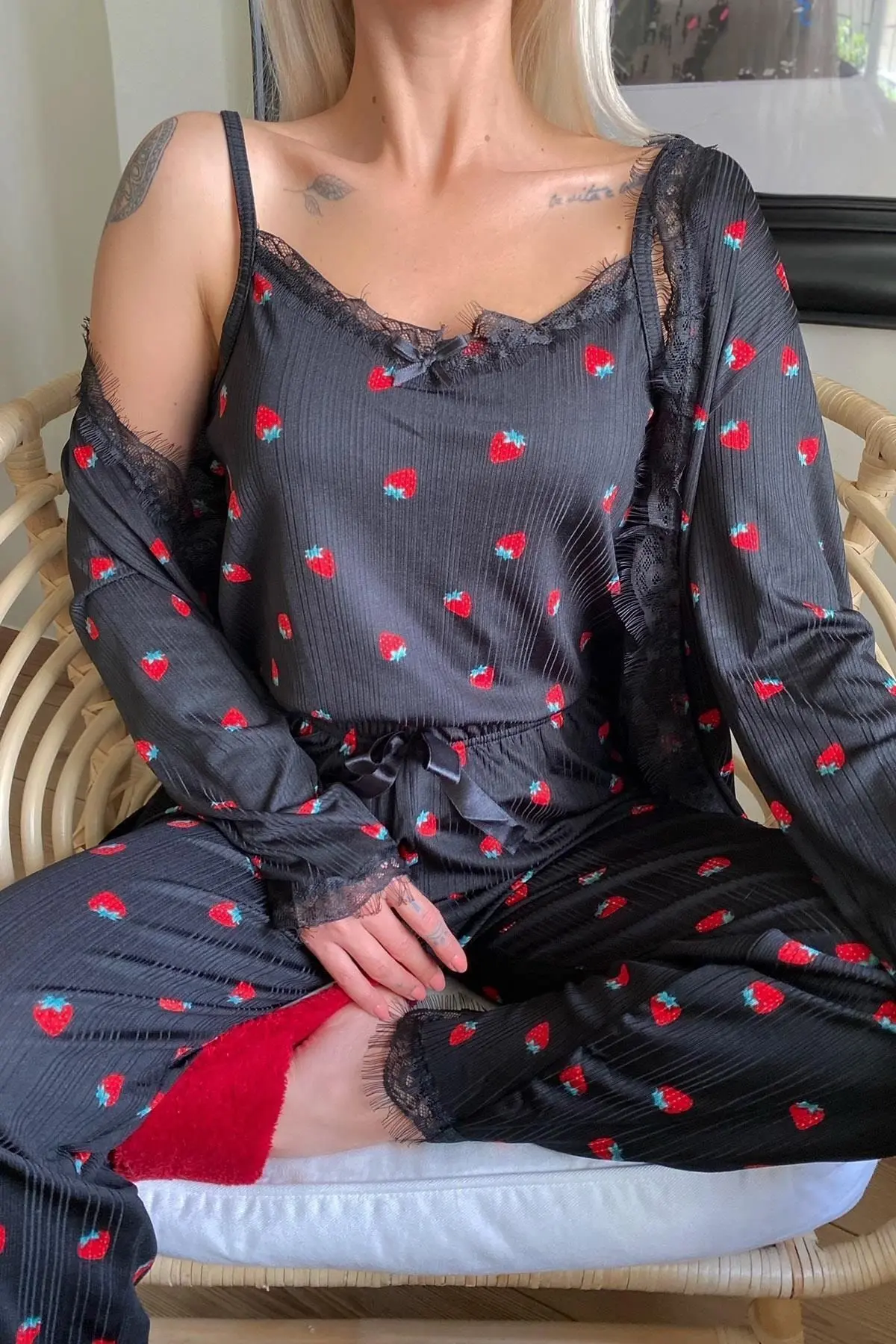 Kadın Çilek Desenli Sabahlıklı Pegasus Pijama Takımı