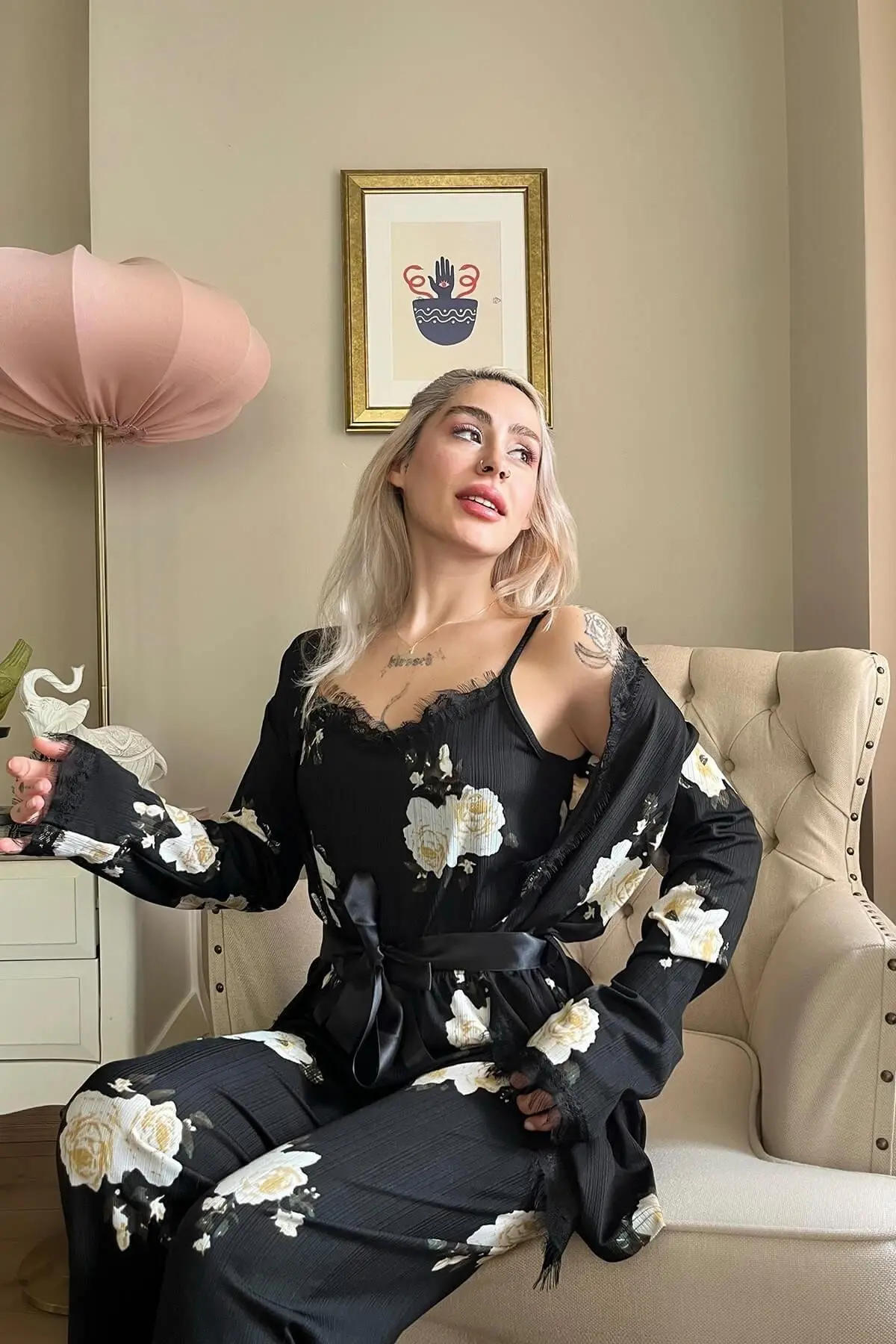 Krem Çiçek Desenli Sabahlıklı Pegasus Pijama Takımı