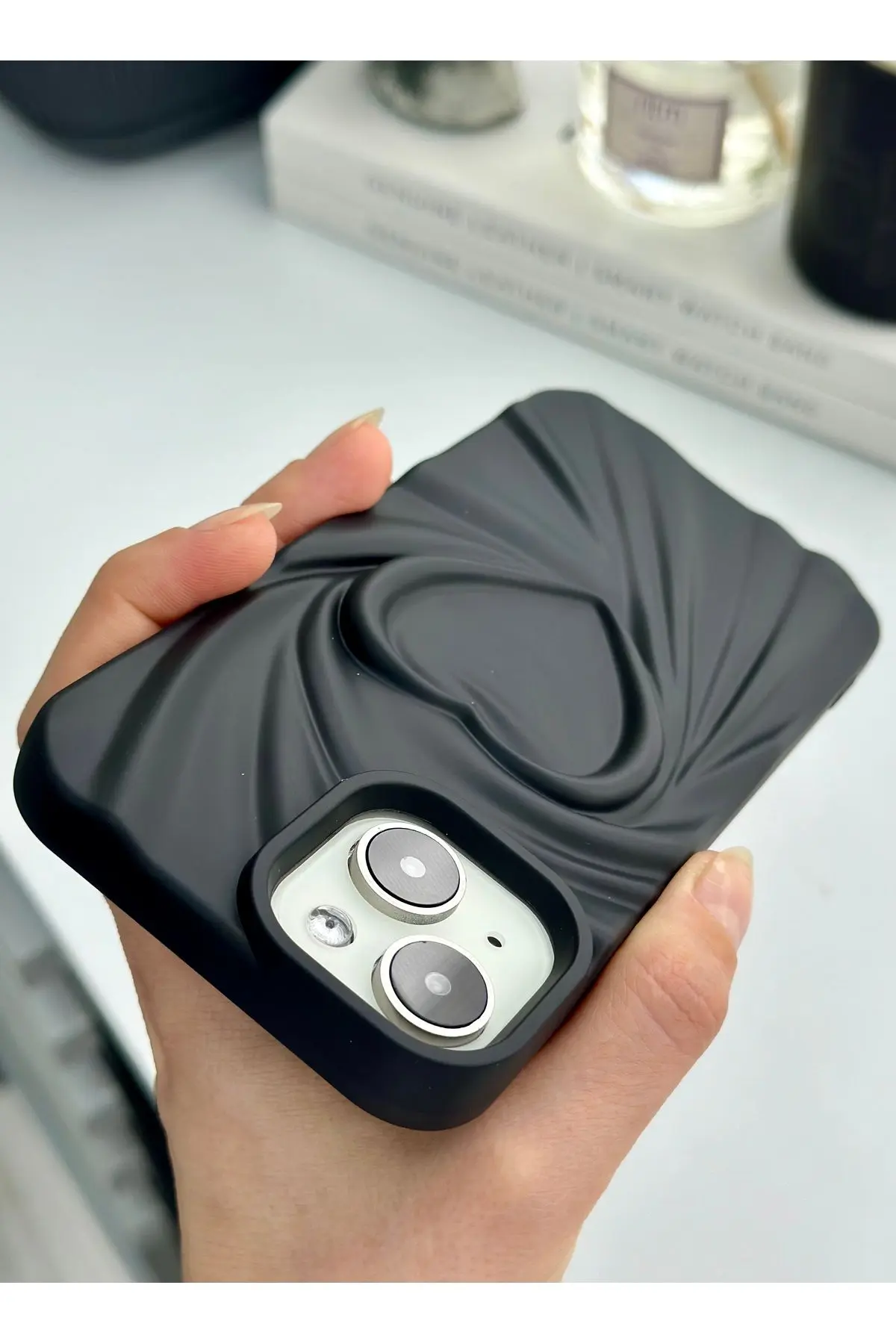 Apple Iphone 13 - 14 - 15  Uyumlu 3D Mat Saten Kalp Kabartma Desenli Darbe Önleyici Silikon Kılıf