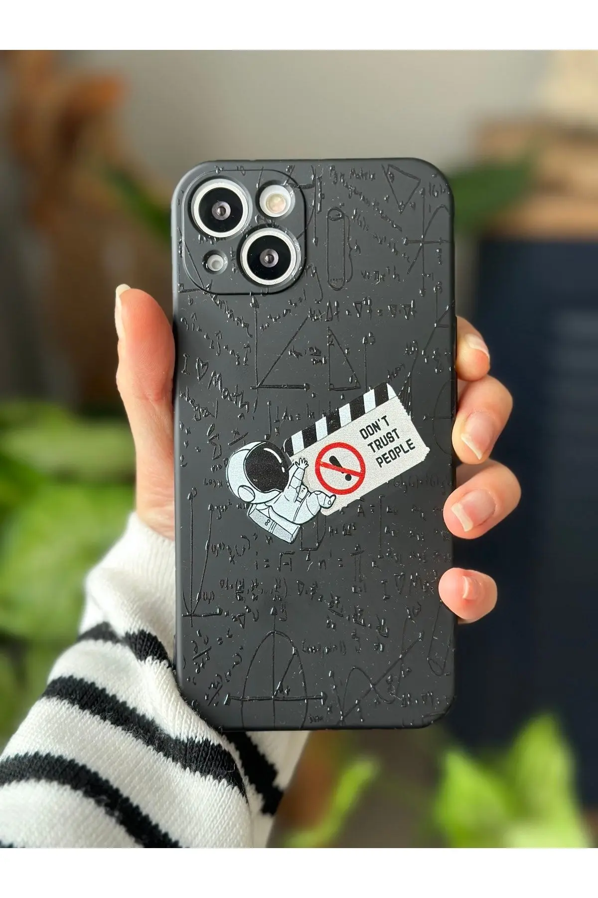 Iphone 13 Kamera Korumalı Içi Kadife Lansman Baskılı Kılıf
