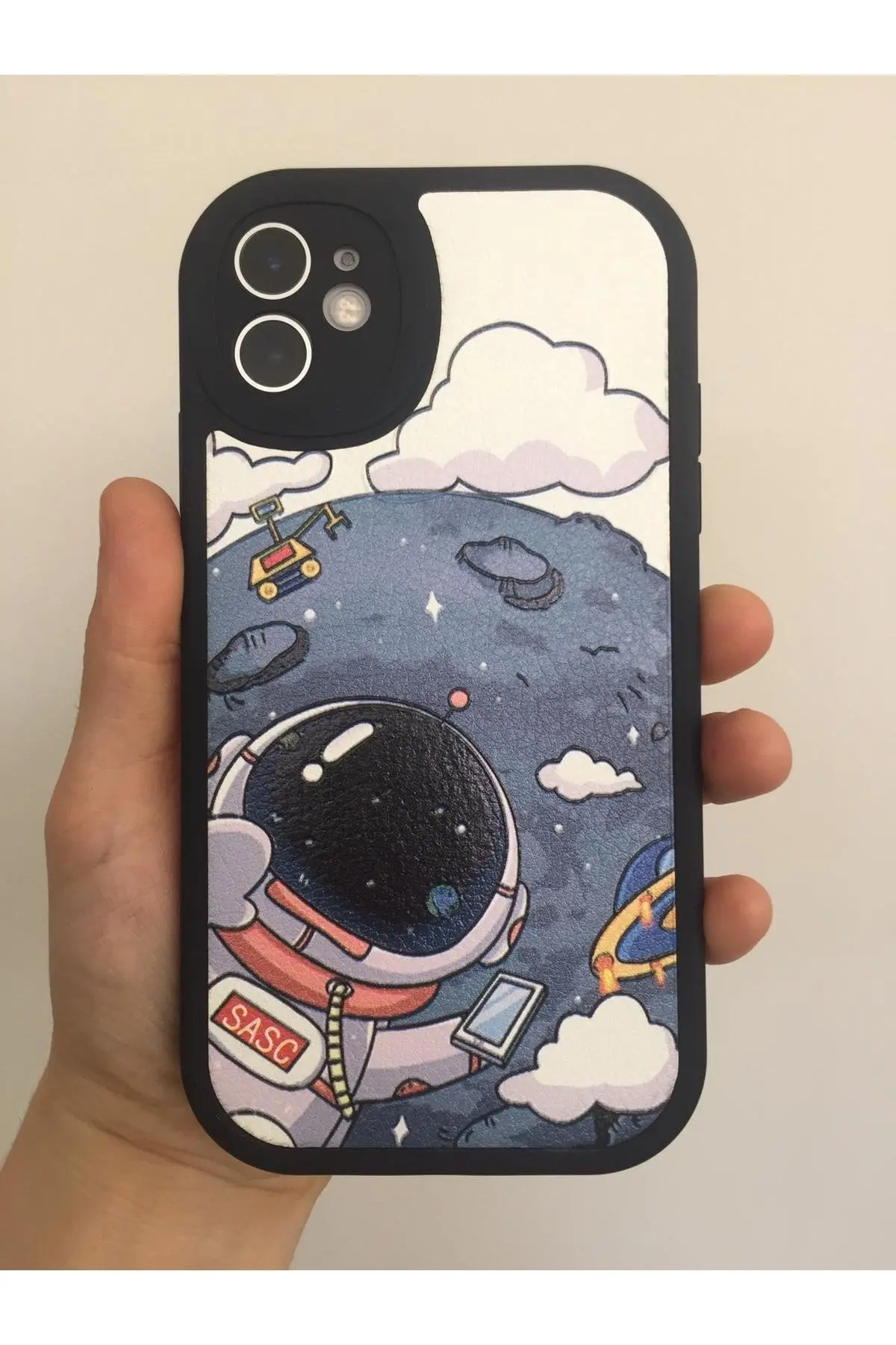 Iphone 11 Yuvarlak Kamera Tasarımlı Deri Astronot Yumuşak Silikon Kamera Korumalı Kılıf