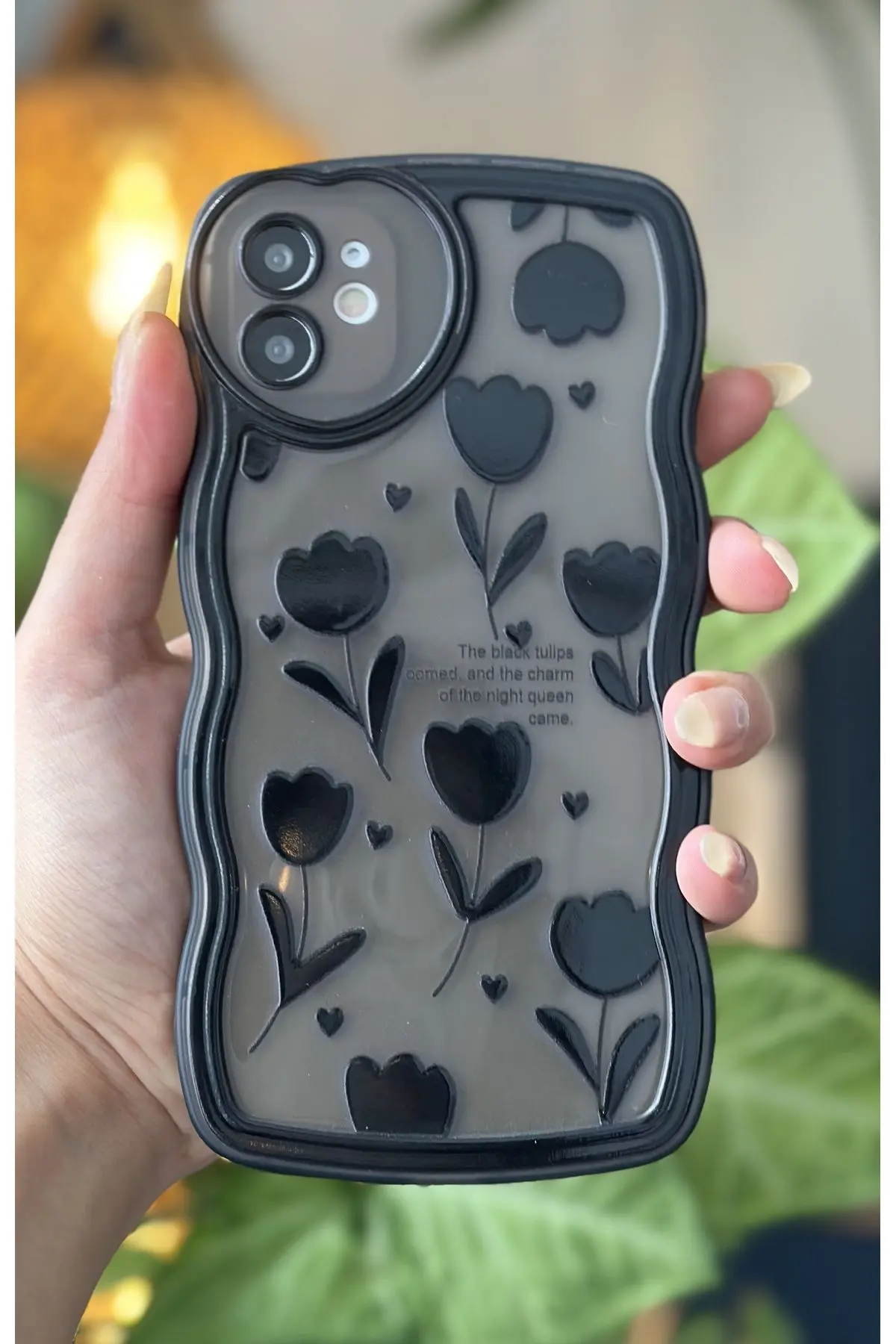 Iphone 11 Uyumlu Dalgalı Kenar Siyah Lale Kalp Kamera Tasarımlı Silikon Kamera Korumalı Kılıf