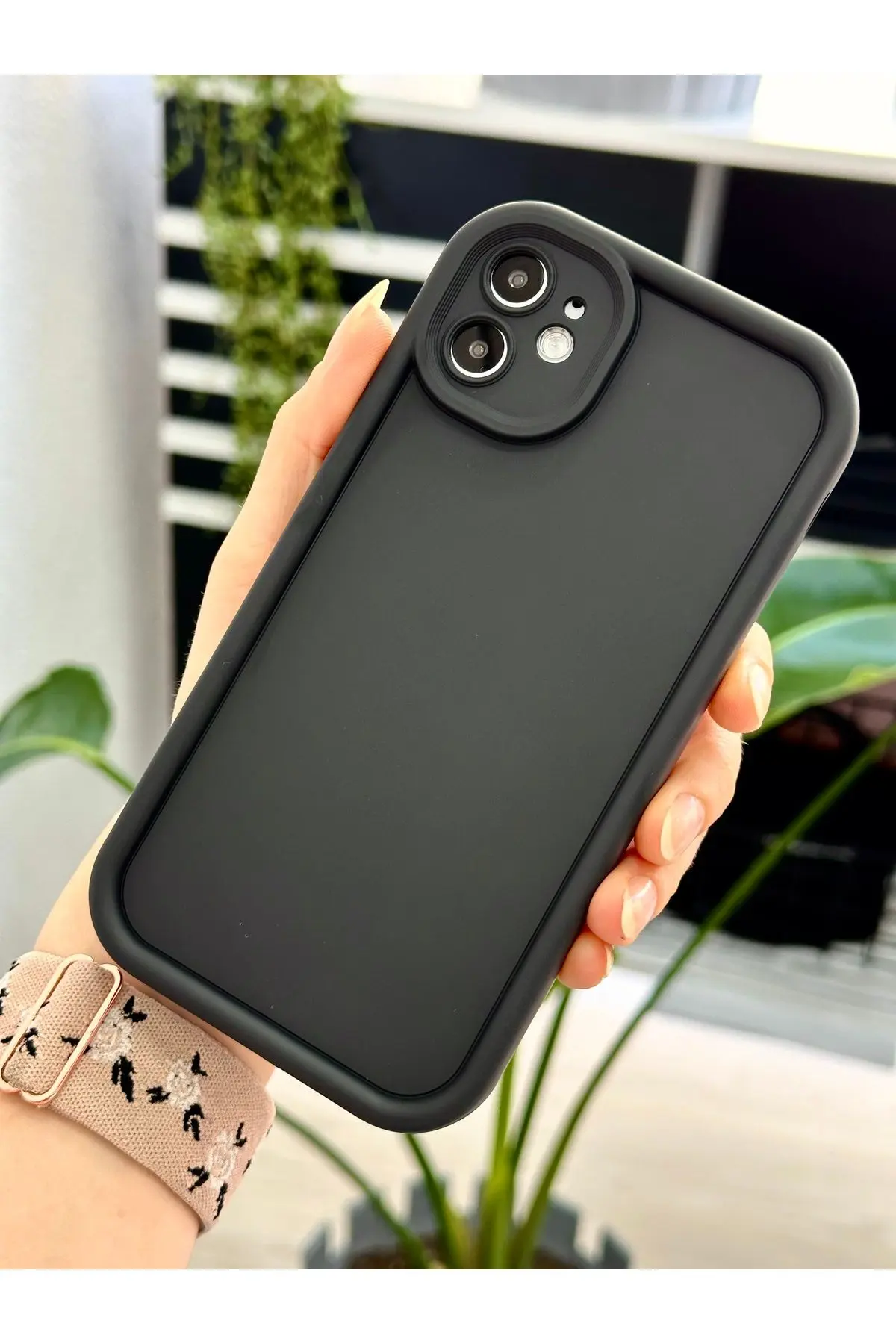 Iphone 11 Uyumlu ( 12 Görünümlü Köşeli ) Darbe Önleyici Mat Lansman Silikon Kılıf