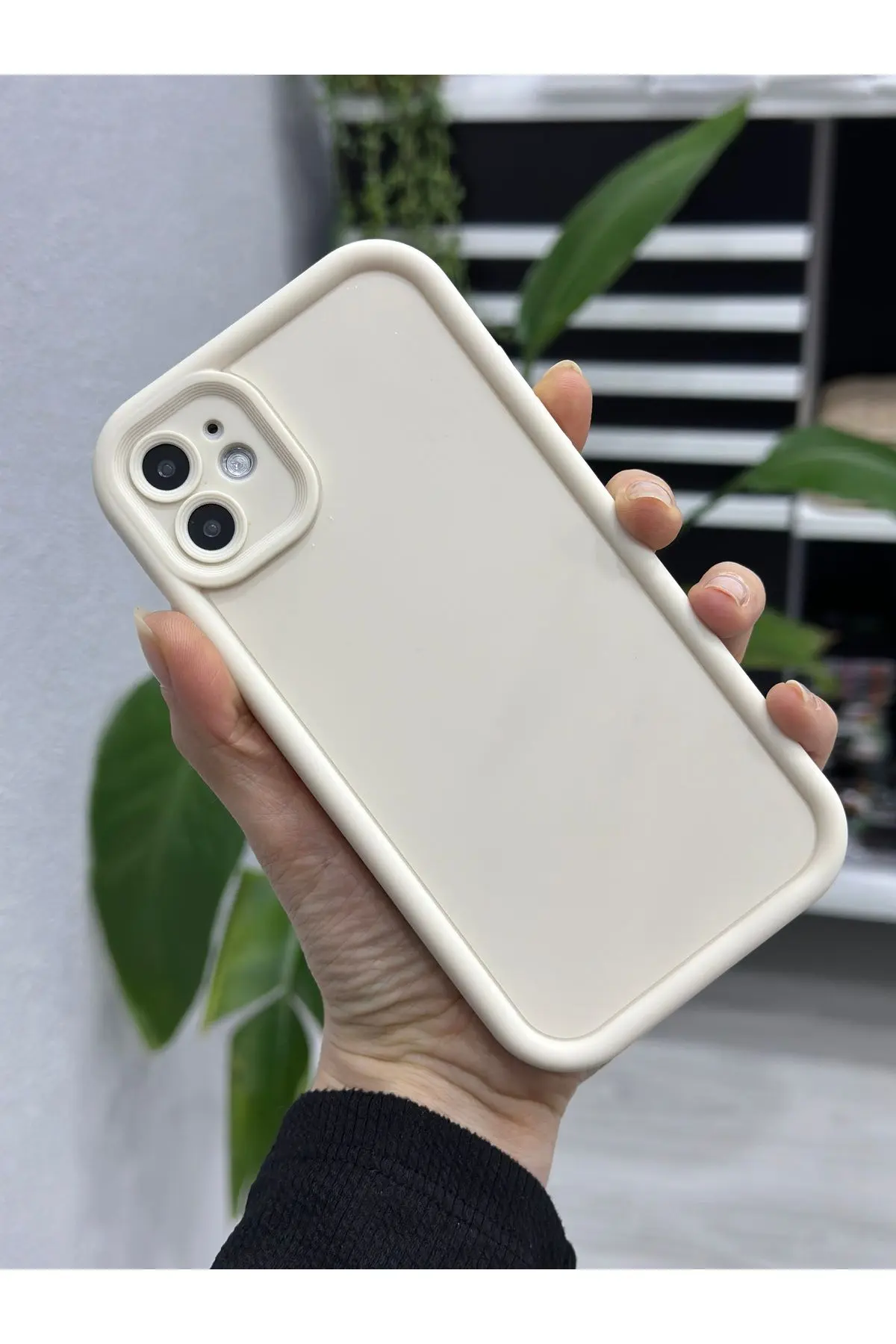 Go Aksesuar Iphone 11 Uyumlu ( 12 Görünümlü Köşeli ) Darbe Önleyici Mat Lansman Silikon Kılıf