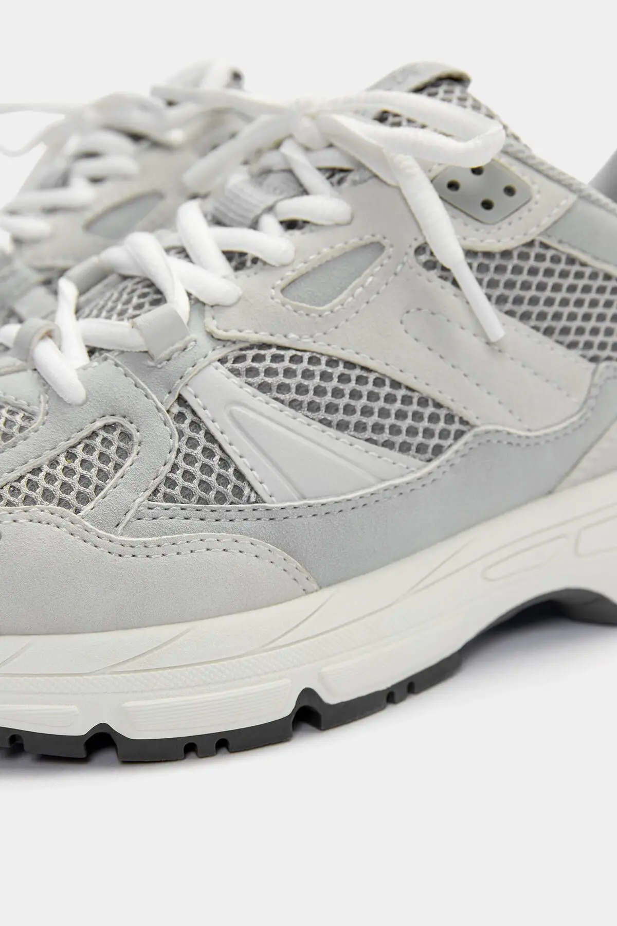 Çok parçalı spor ayakkabı