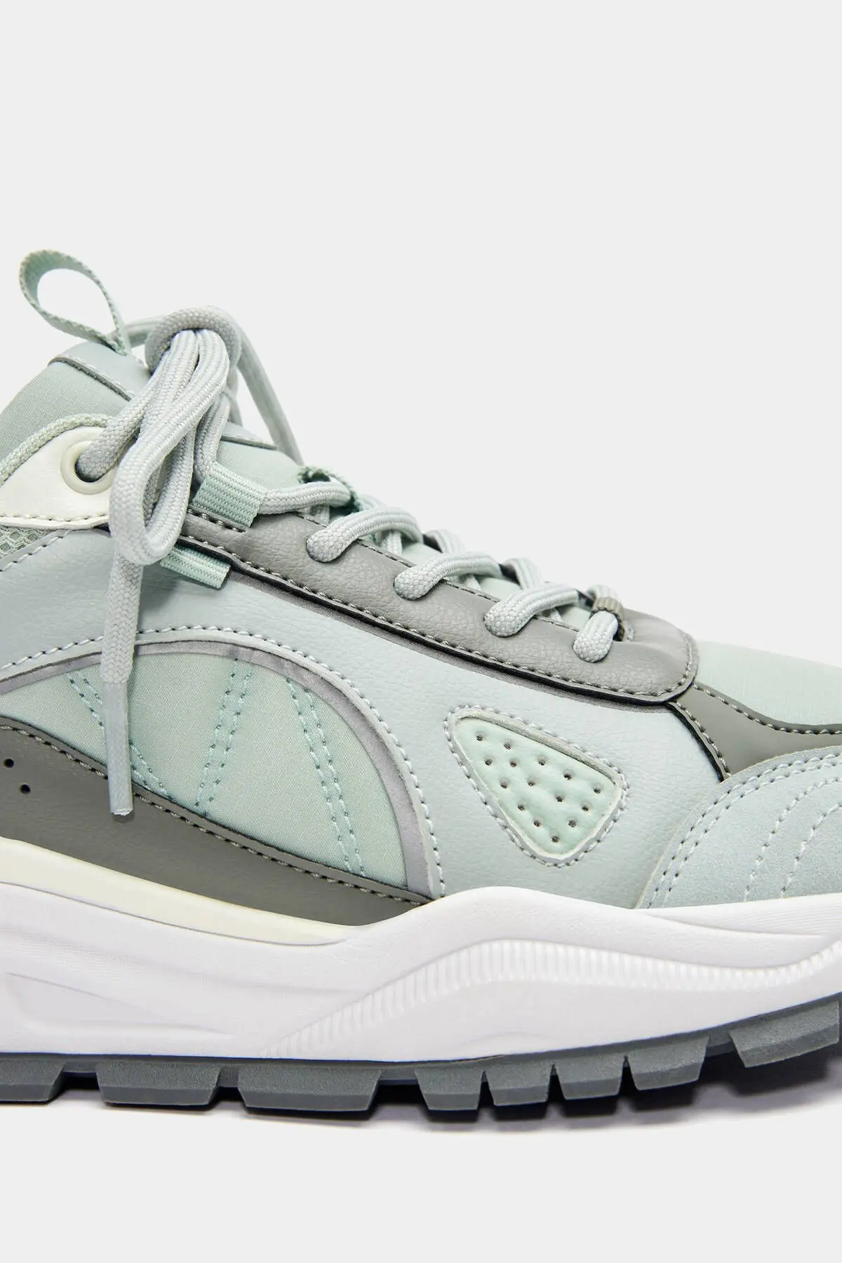 Çok parçalı spor ayakkabı