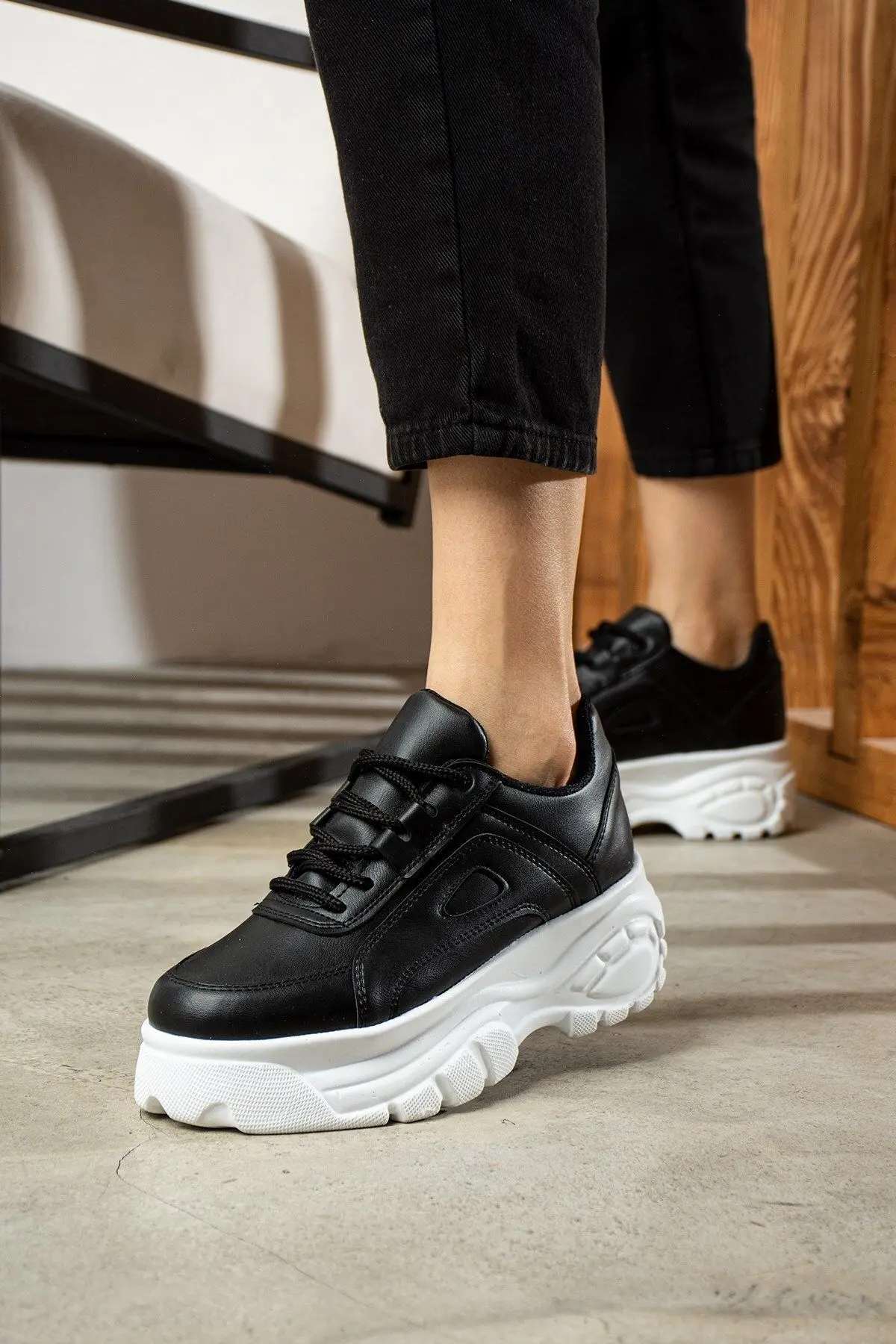 Günlük Kadın Siyah Beyaz Sneaker Desenli Hafif Yüksek Taban Bağcıklı Spor Ayakkabı 001
