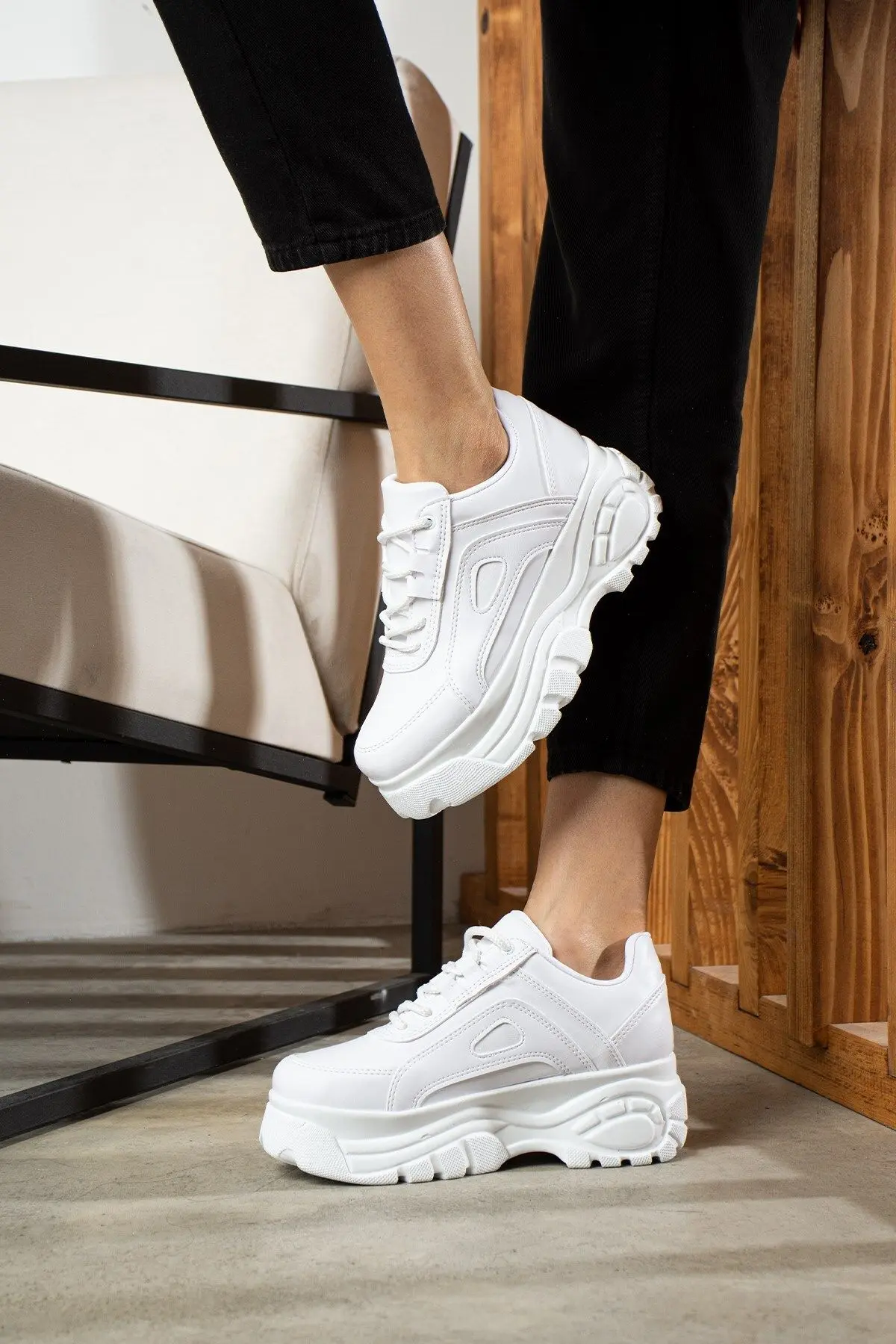 Günlük Kadın Beyaz Sneaker Desenli Hafif Yüksek Taban Bağcıklı Spor Ayakkabı 001