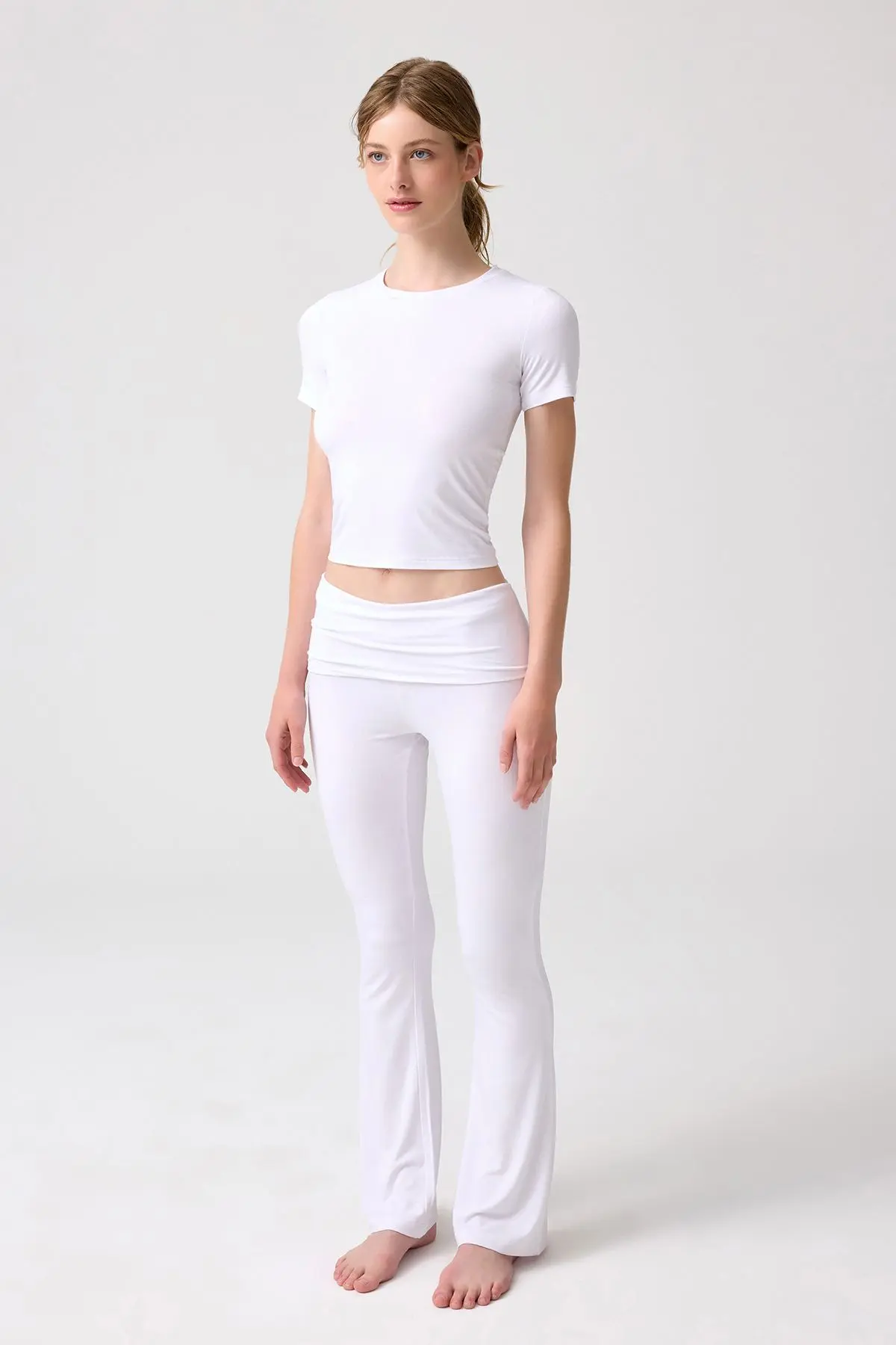 x Melodi Beyaz Bedene Oturan Tişört Short Fitted
