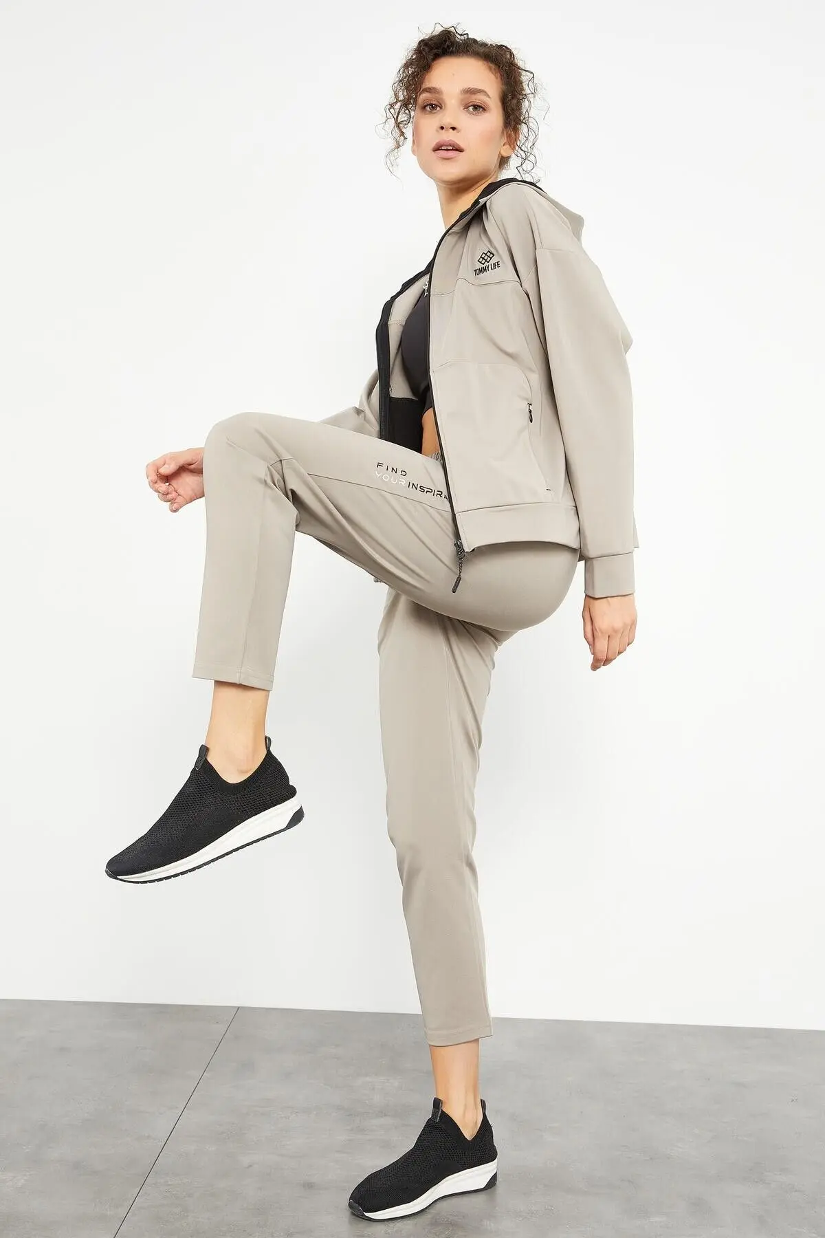 TOMMY LIFE Koyu Bej Kapüşonlu Gizli Cep Detaylı Standart Kalıp Kadın Eşofman Takımı - 95306