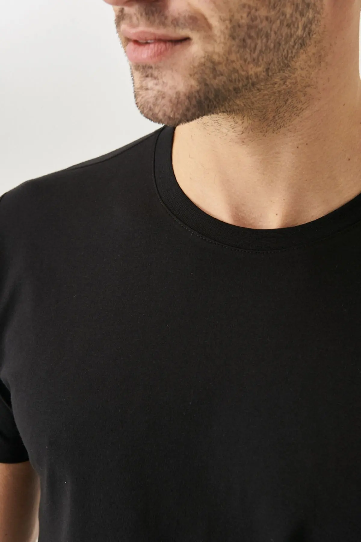 Erkek Siyah %100 Pamuk Slim Fit Dar Kesim Bisiklet Yaka Basic Tişört