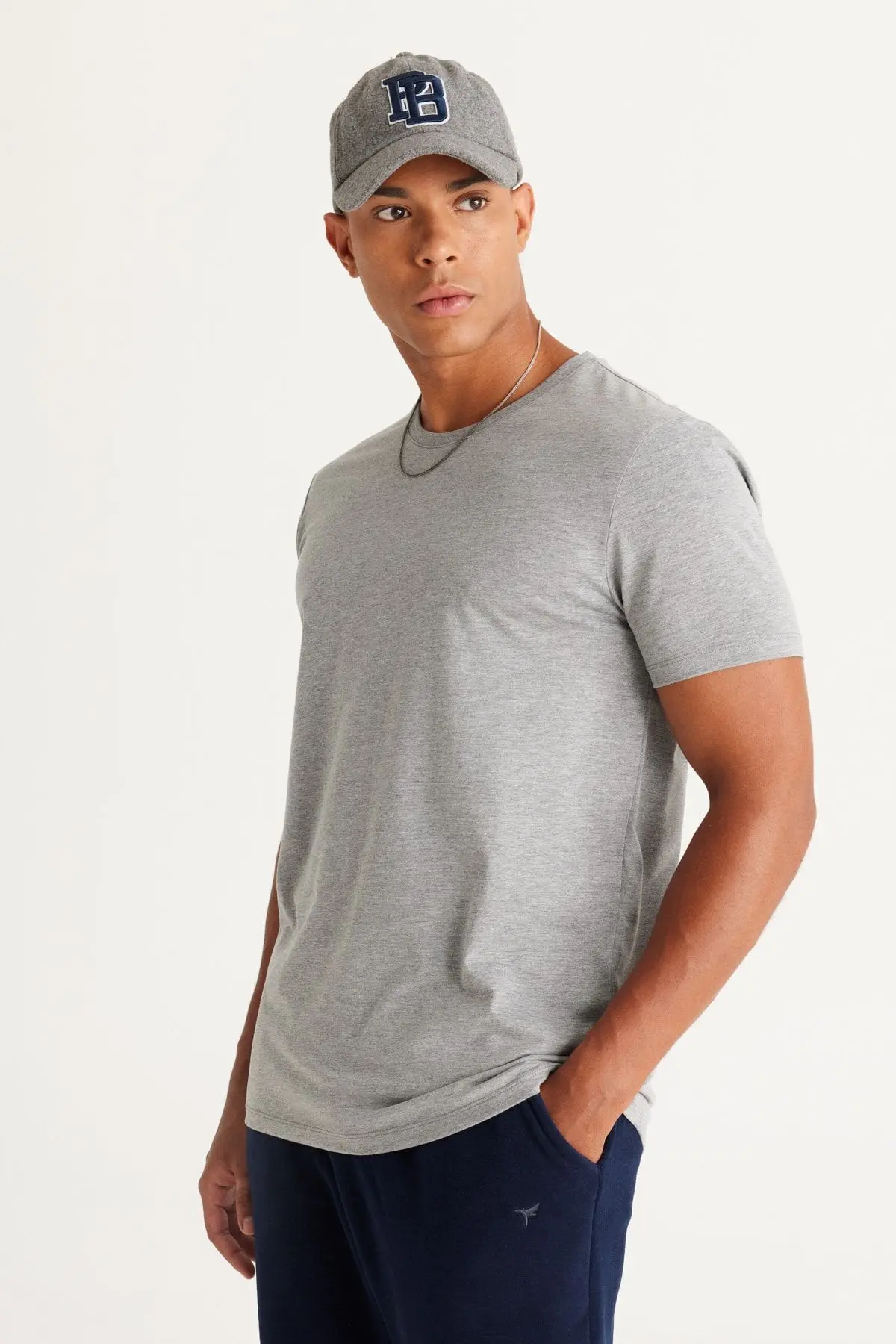 Erkek Koyu Gri Pamuklu Slim Fit Dar Kesim Bisiklet Yaka Basic Tişört