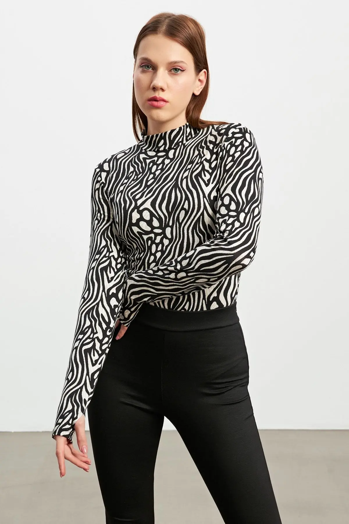 Bej Geçişli Zebra Desenli Parmak Detaylı Body