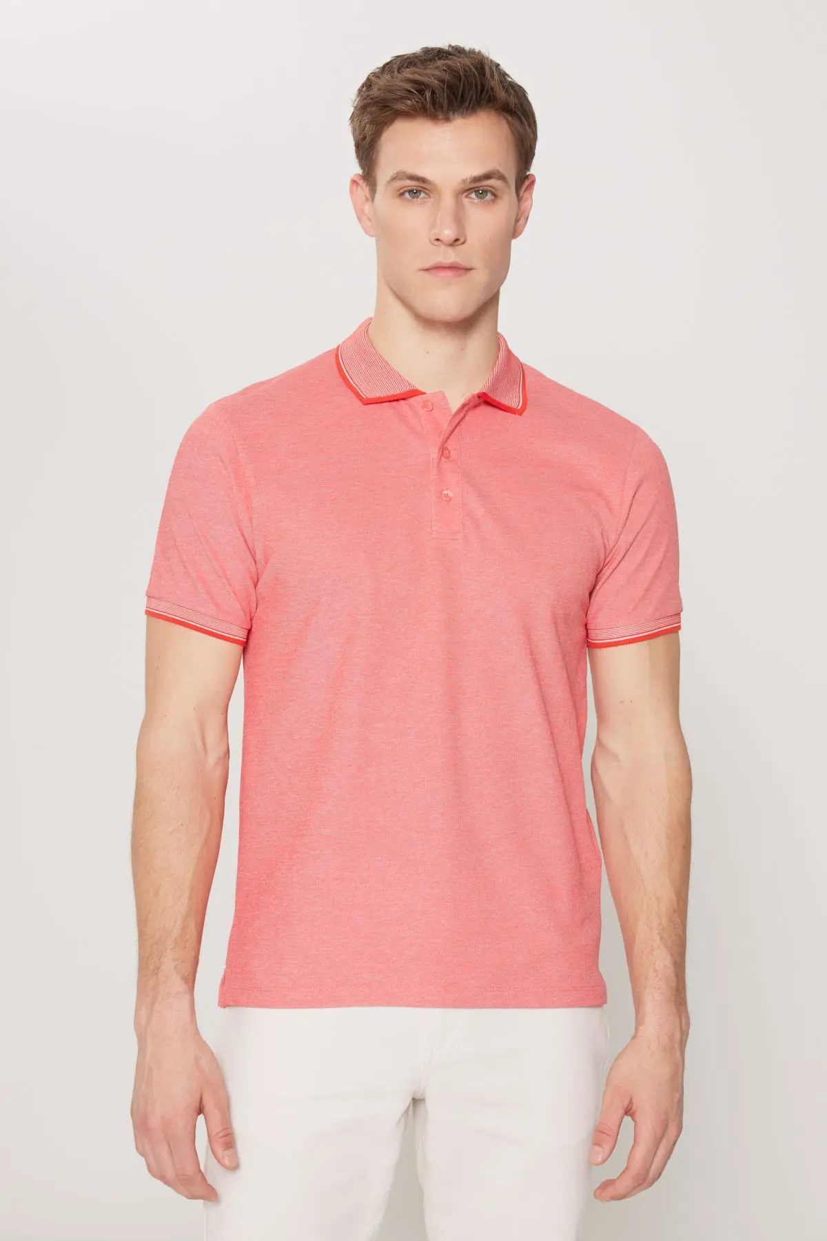 Erkek Çekmeyen Pamuklu Kumaş Slim Fit Dar Kesim Narçiçeği-Beyaz Kıvrılmaz Polo Yaka Tişört