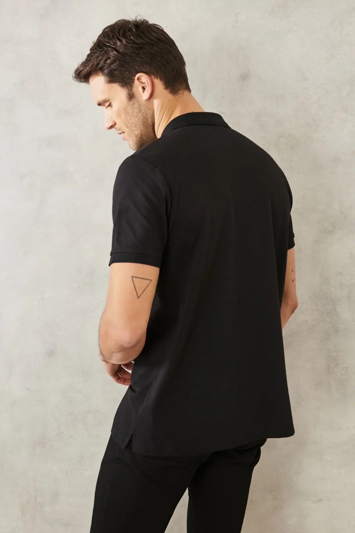 Erkek Çekmeyen Pamuklu Kumaş Slim Fit Dar Kesim Simsiyah Kıvrılmaz Polo Yaka T-shirt