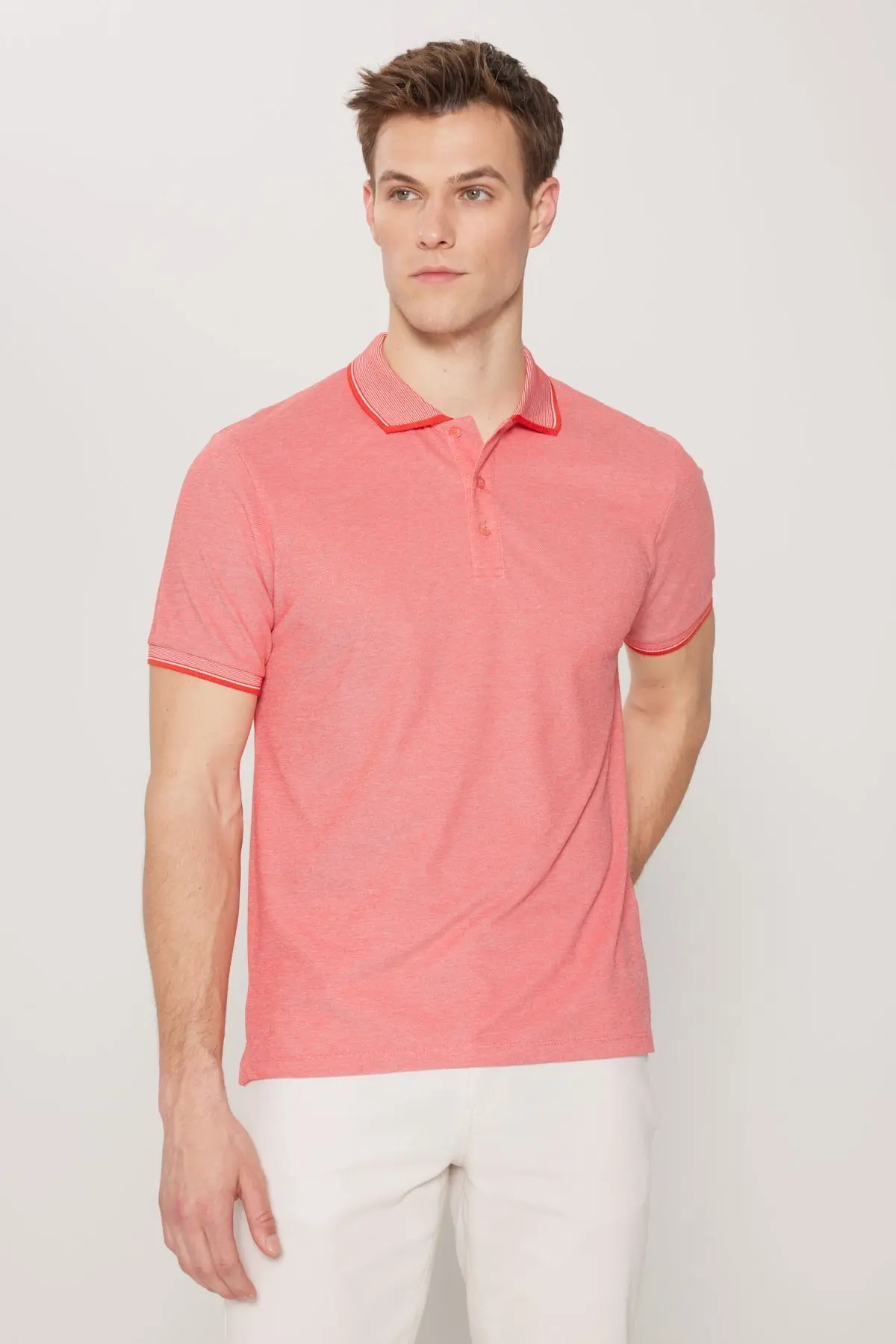 Erkek Çekmeyen Pamuklu Kumaş Slim Fit Dar Kesim Narçiçeği-Beyaz Kıvrılmaz Polo Yaka Tişört