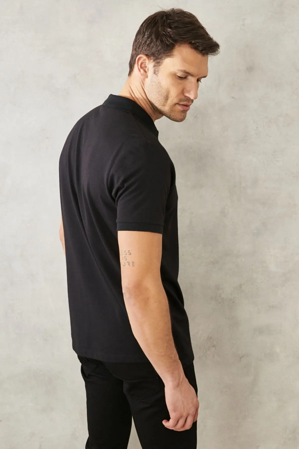 Erkek Çekmeyen Pamuklu Kumaş Slim Fit Dar Kesim Simsiyah Kıvrılmaz Polo Yaka T-shirt