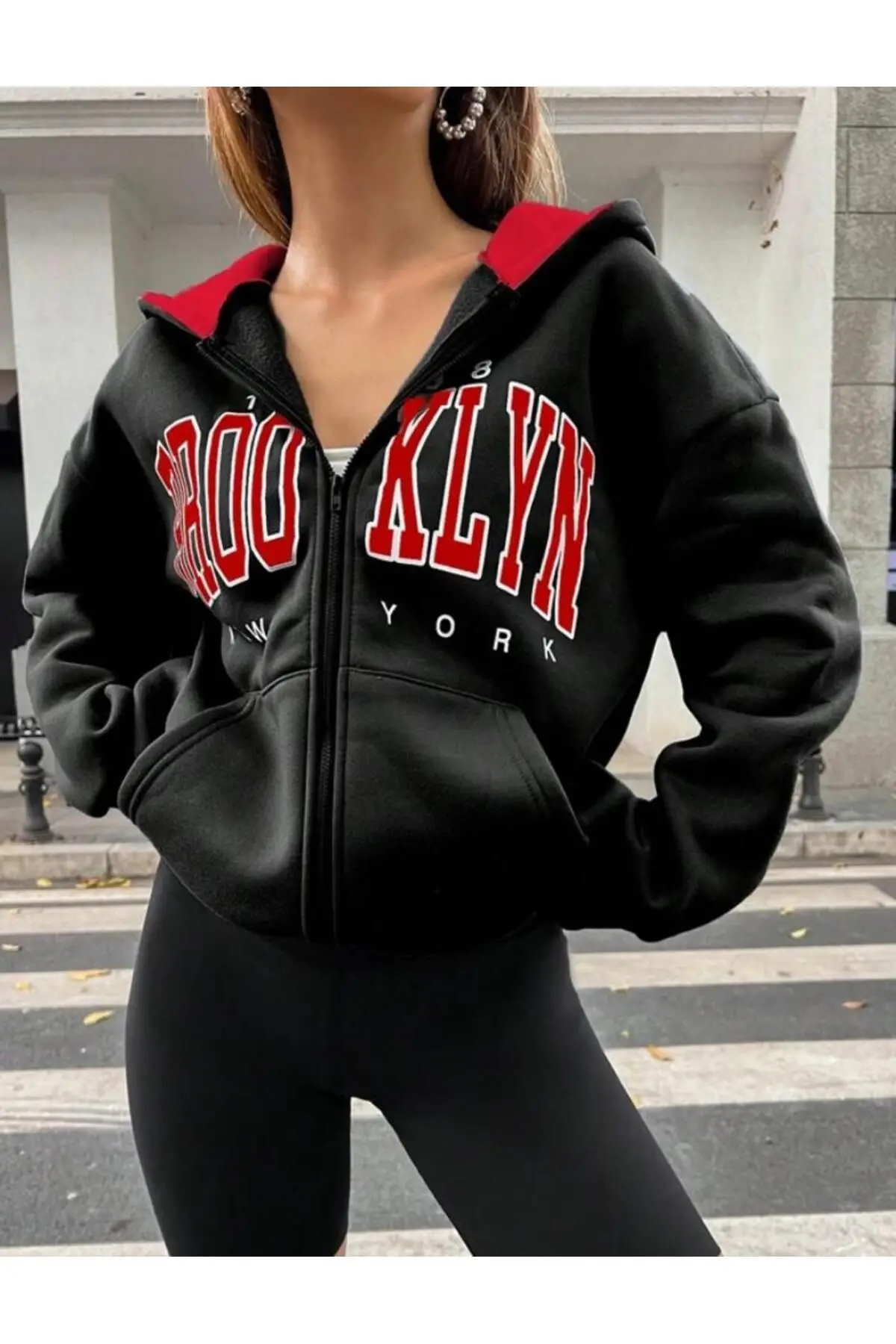 Kadın Kapşonlu Kırmızı Astarlı Brooklyn Baskılı Siyah Fermuarlı Hırka