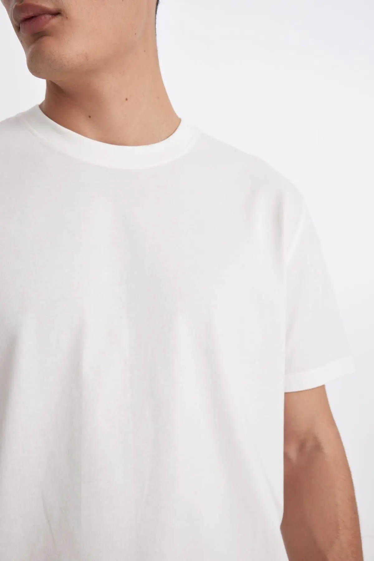 Erkek Beyaz New Regular Fit Normal Kesim Bisiklet Yaka Pamuklu Kısa Kollu Basic Tişört V7699az24sp