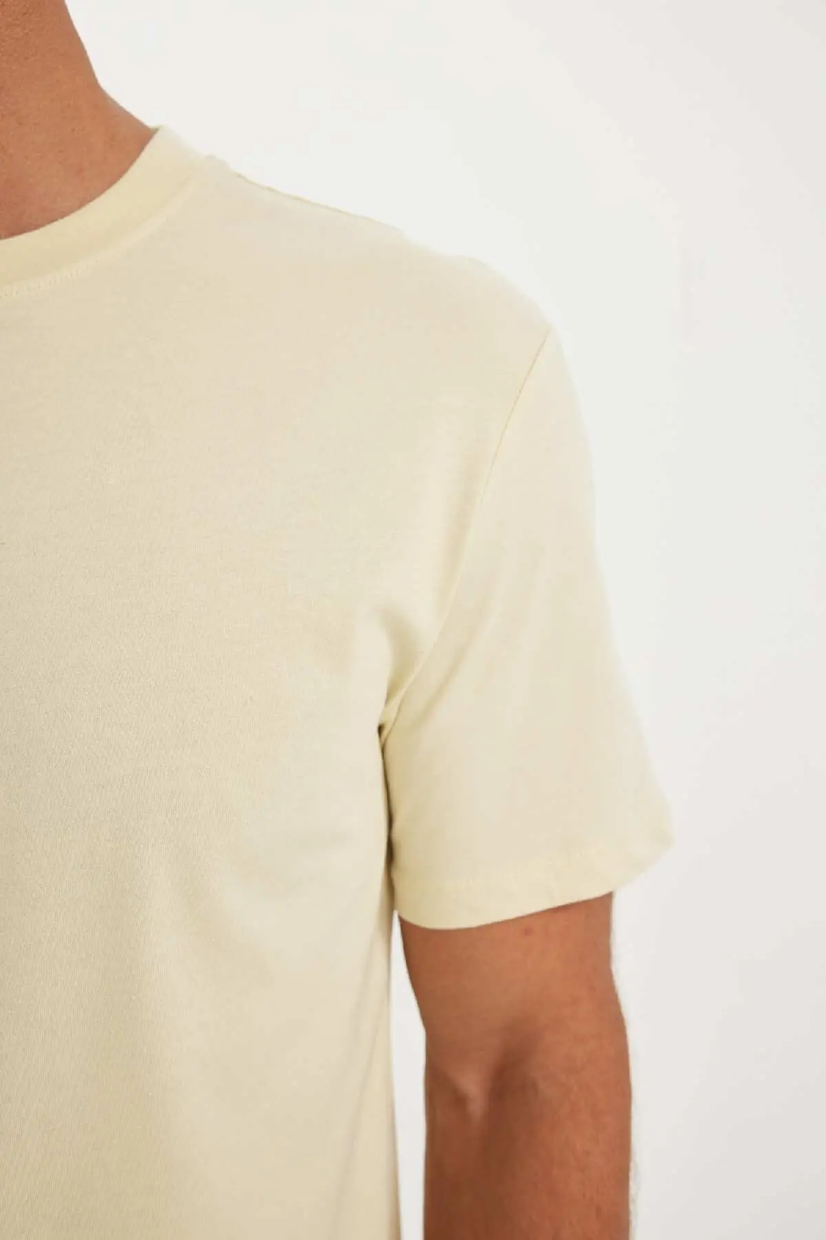 New Regular Fit Bisiklet Yaka Kısa Kollu %100 Pamuk Basic Tişört V7699AZ24SP