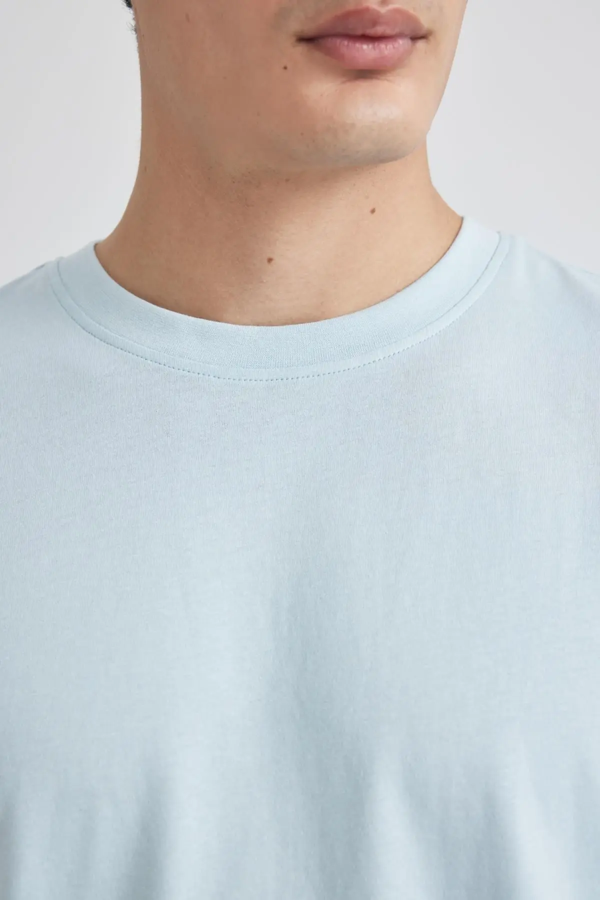 New Regular Fit Bisiklet Yaka Kısa Kollu %100 Pamuk Basic Tişört V7699az24sp