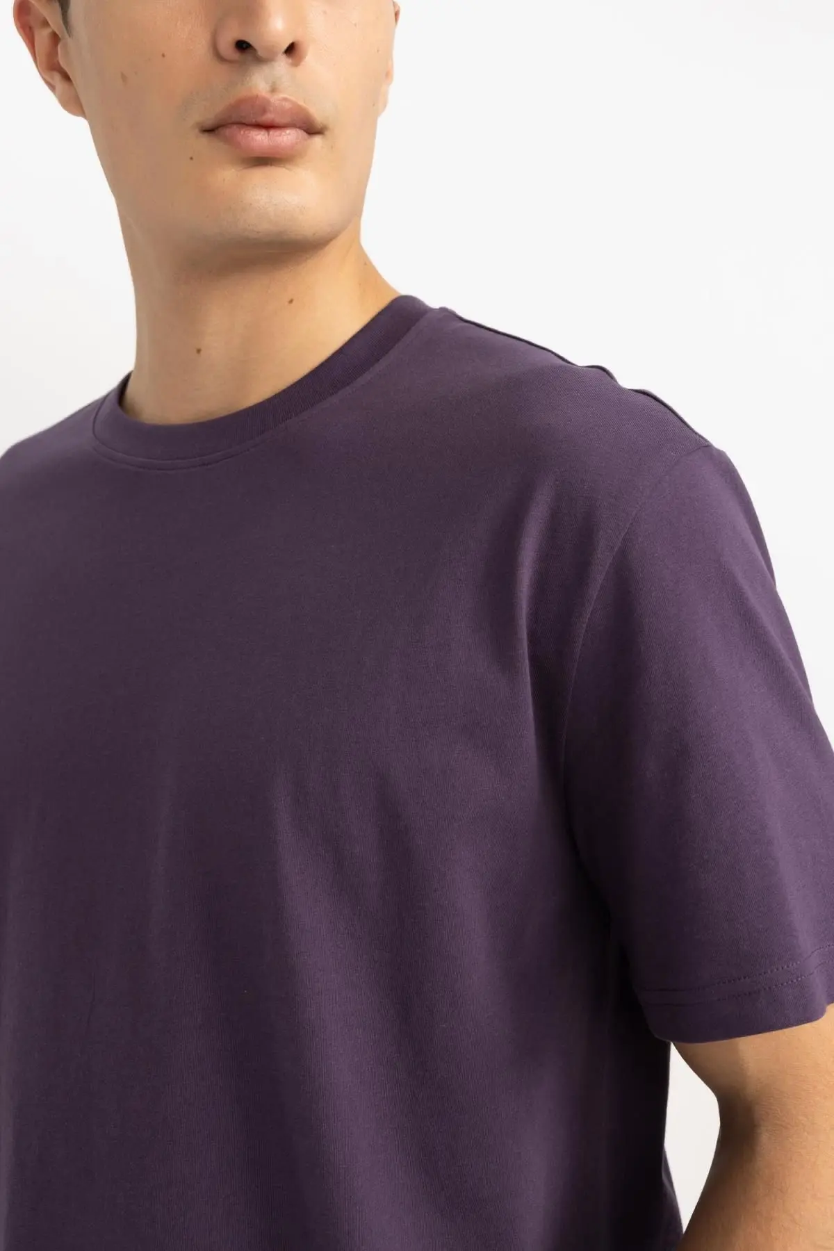 New Regular Fit Bisiklet Yaka Kısa Kollu %100 Pamuk Basic Tişört V7699az24sp