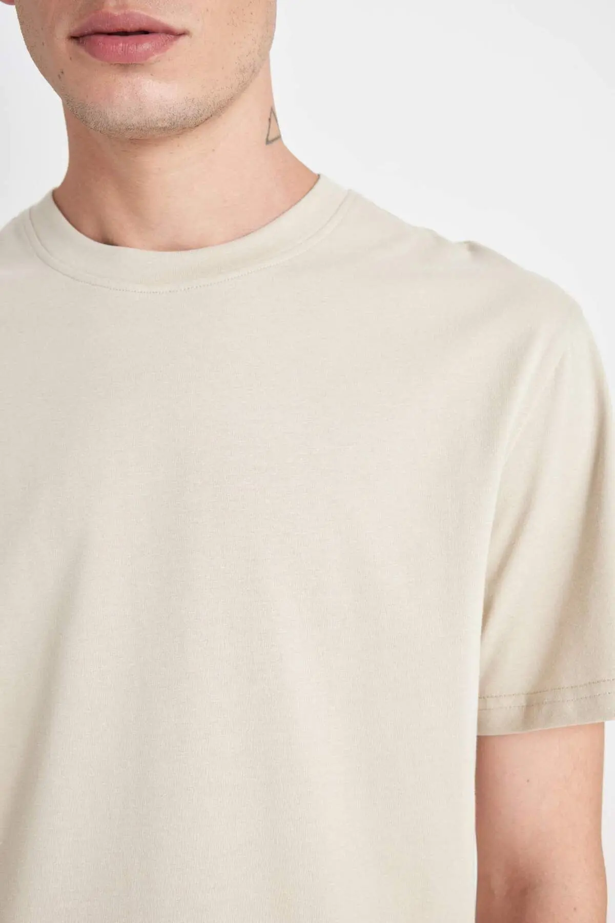 New Regular Fit Bisiklet Yaka Basic Kısa Kollu %100 Pamuk Tişört V7699az24sp