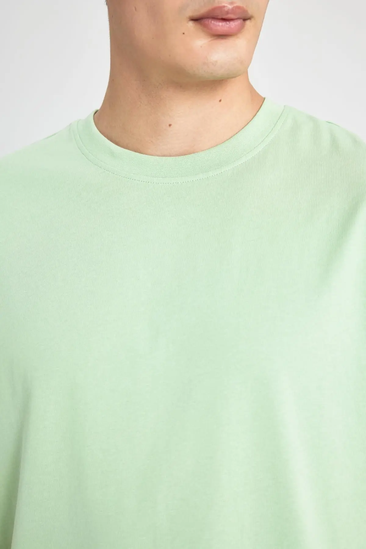 New Regular Fit Bisiklet Yaka Kısa Kollu %100 Pamuk Basic Tişört V7699az24sp