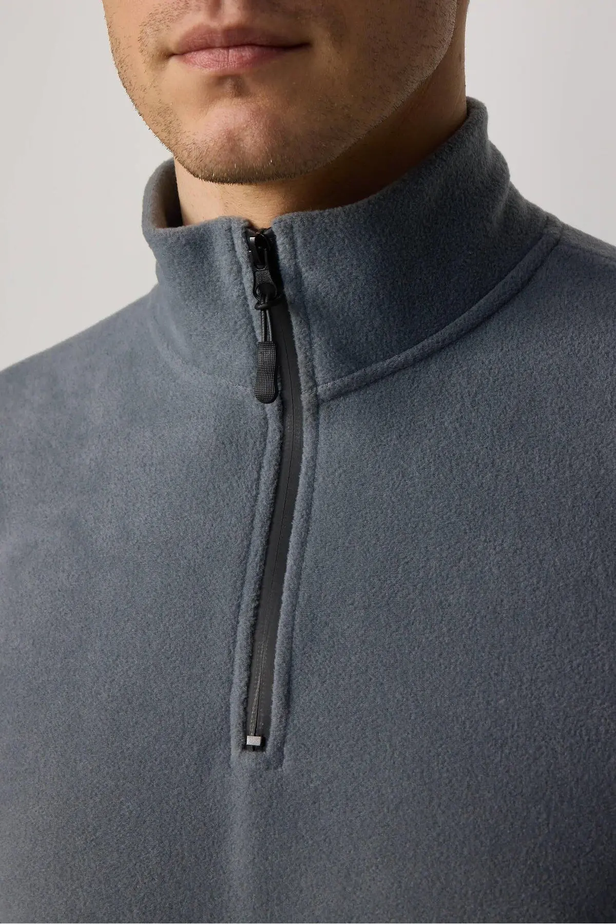Erkek Standart Fit Rahat Kesim Tüylenme Yapmayan Soğuk Geçirmez Gri Dik Yaka Polar Sweatshirt
