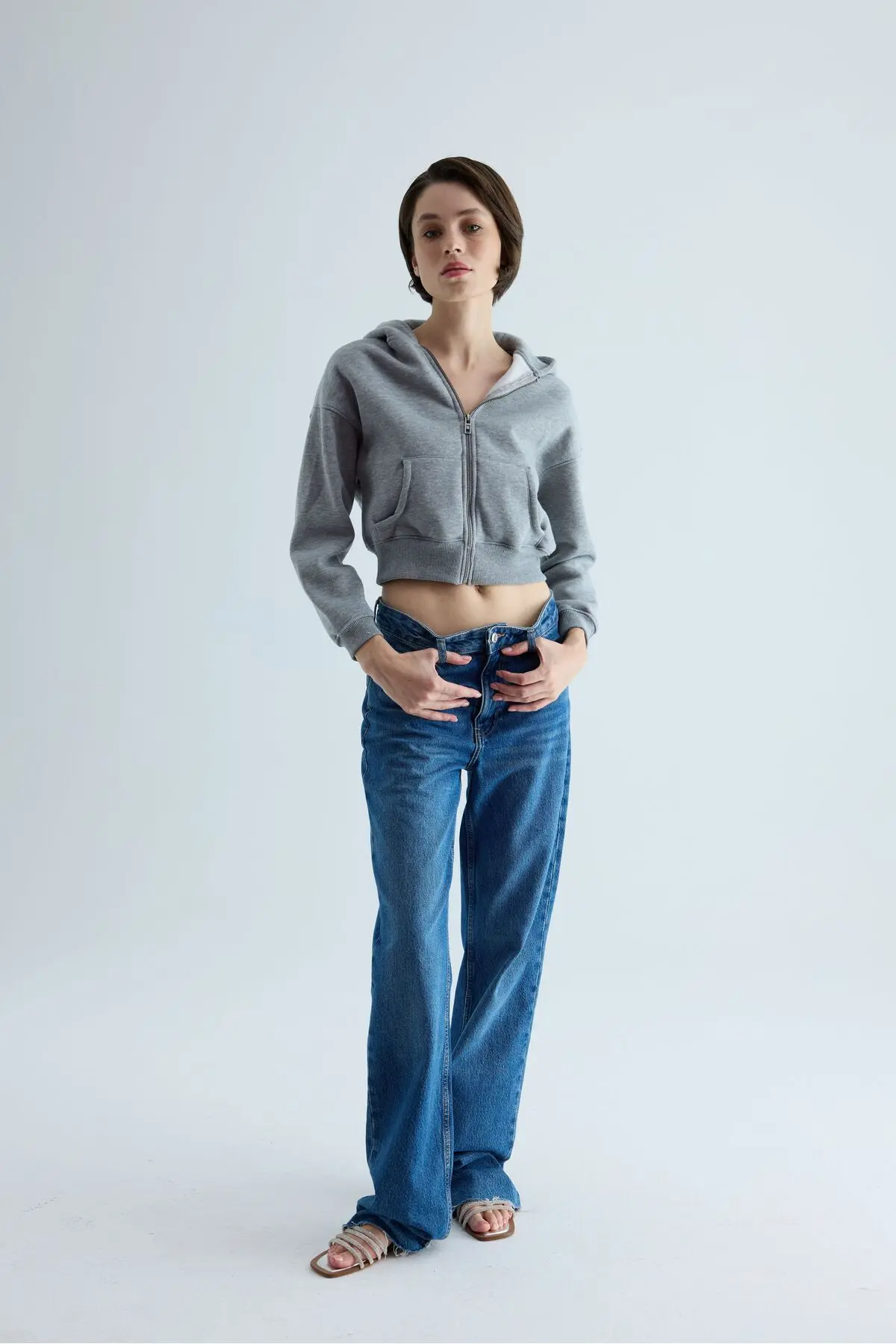 Kadın Gri Renk Kapüşonlu Şardonlu Crop Sweatshirt Hırka