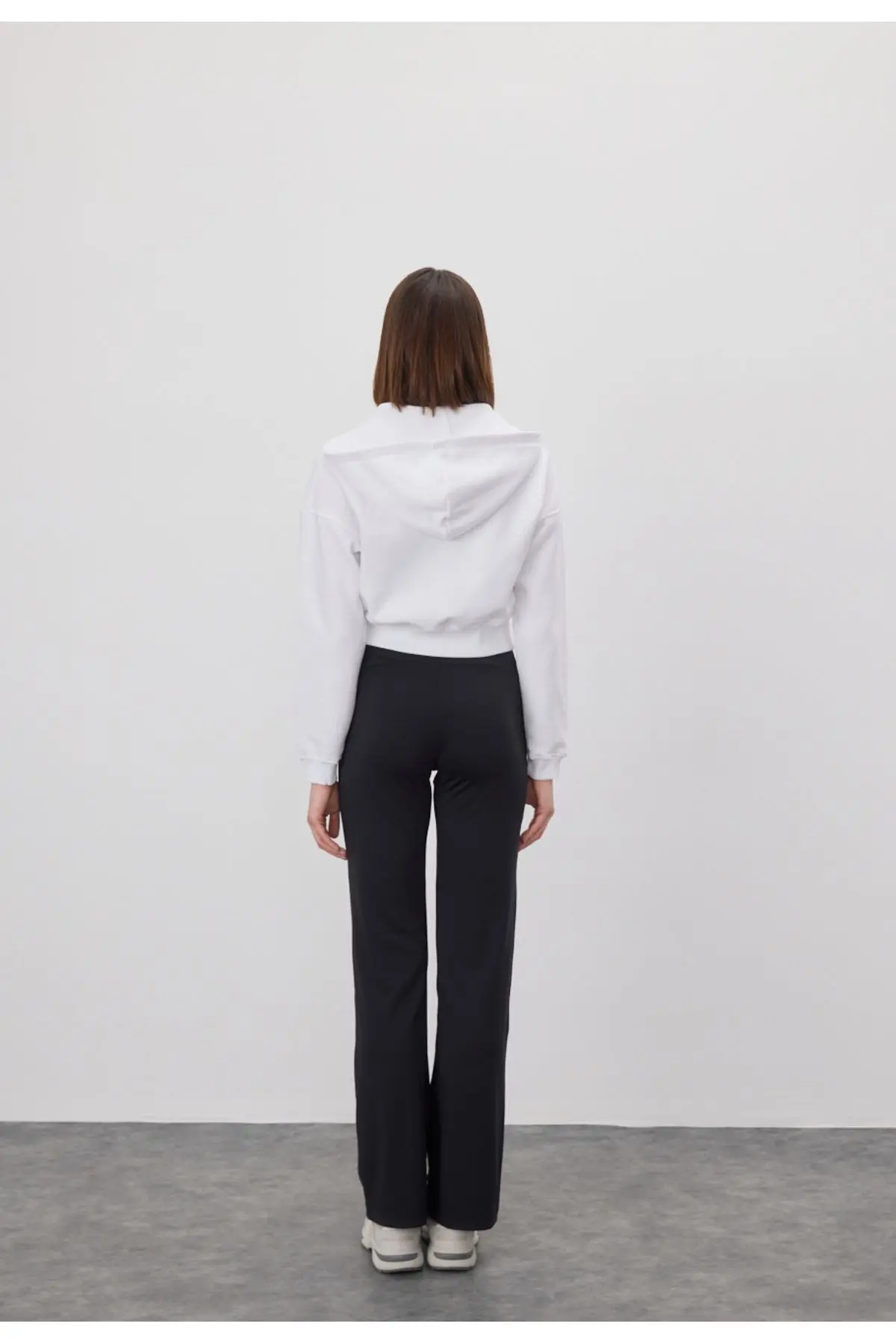 Kadın Beyaz Renk Kapüşonlu Şardonlu Crop Sweatshirt Hırka