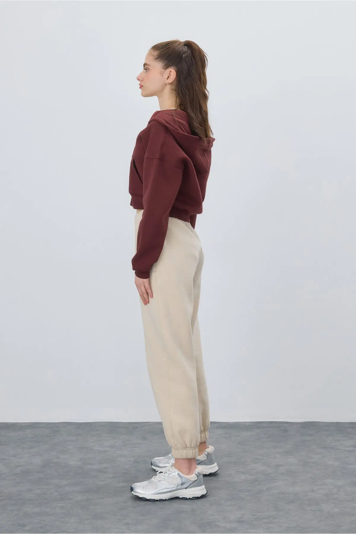 Kadın Çikolata Renk Kapüşonlu Şardonlu Crop Sweatshirt Hırka