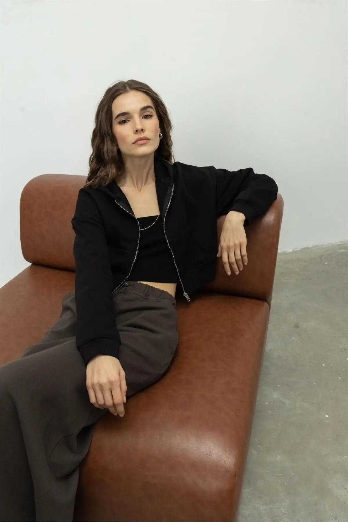 Kadın Siyah Renk Kapüşonlu Şardonlu Crop Sweatshirt Hırka