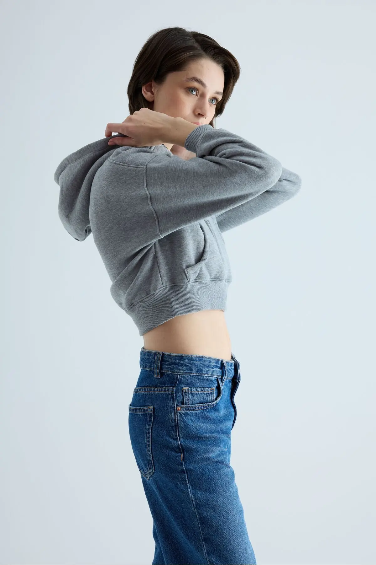 Kadın Gri Renk Kapüşonlu Şardonlu Crop Sweatshirt Hırka