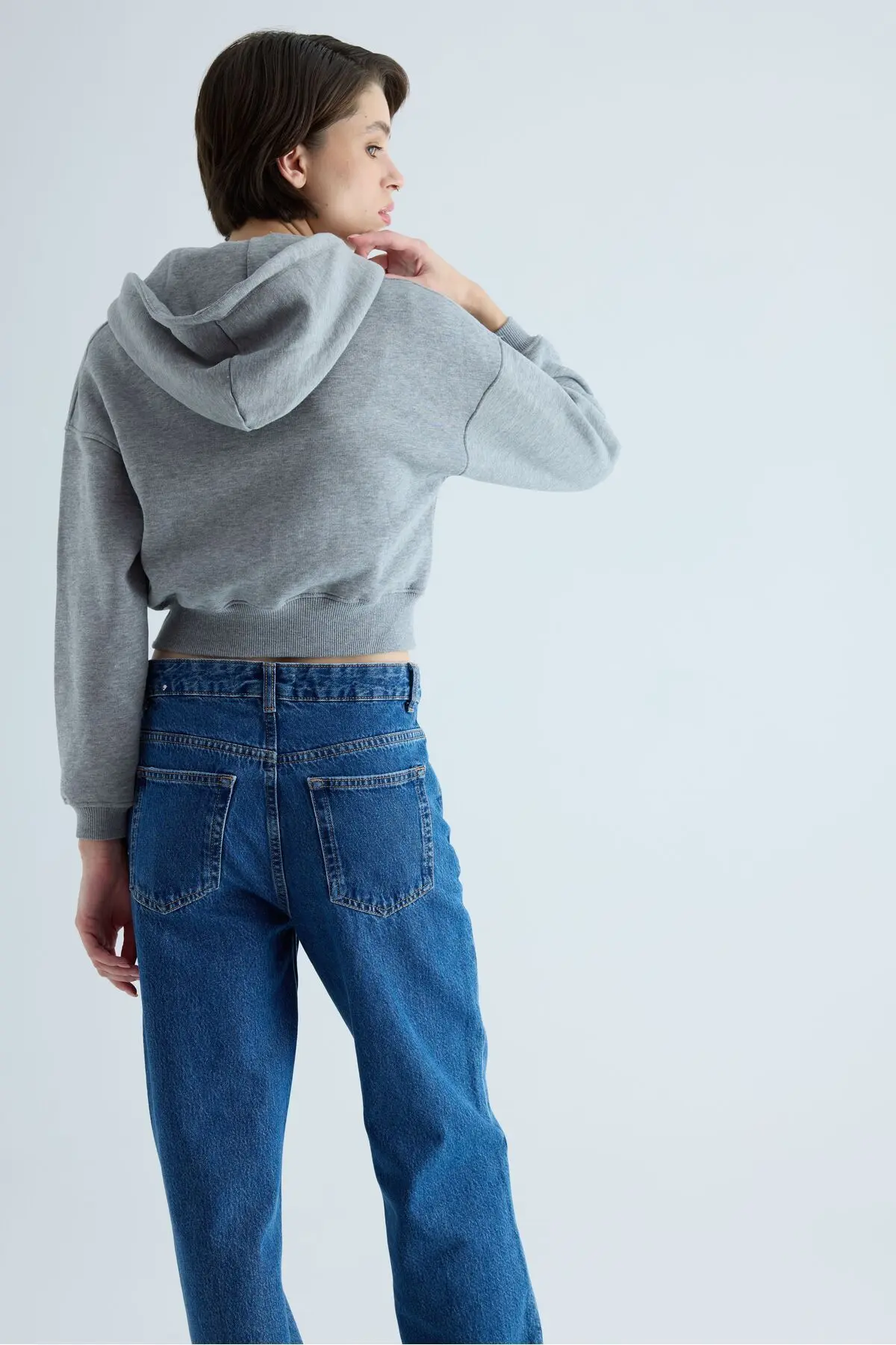 Kadın Gri Renk Kapüşonlu Şardonlu Crop Sweatshirt Hırka