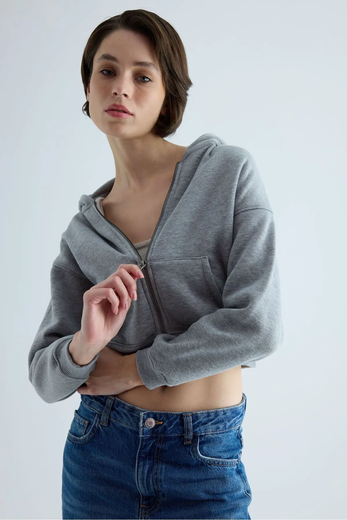 Kadın Gri Renk Kapüşonlu Şardonlu Crop Sweatshirt Hırka