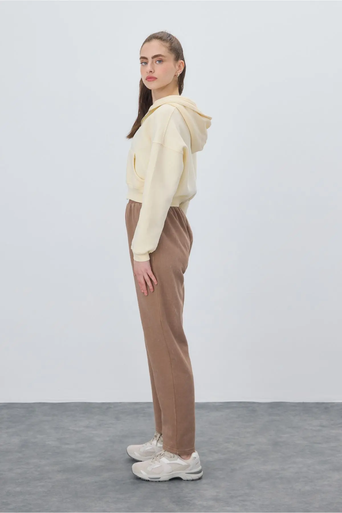 Kadın Kapüşonlu Şardonlu Taş Renk Crop Sweatshirt Hırka