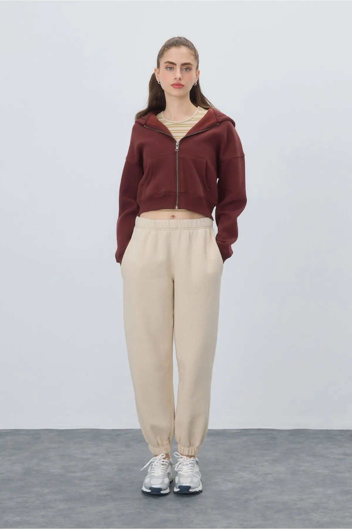 Kadın Çikolata Renk Kapüşonlu Şardonlu Crop Sweatshirt Hırka