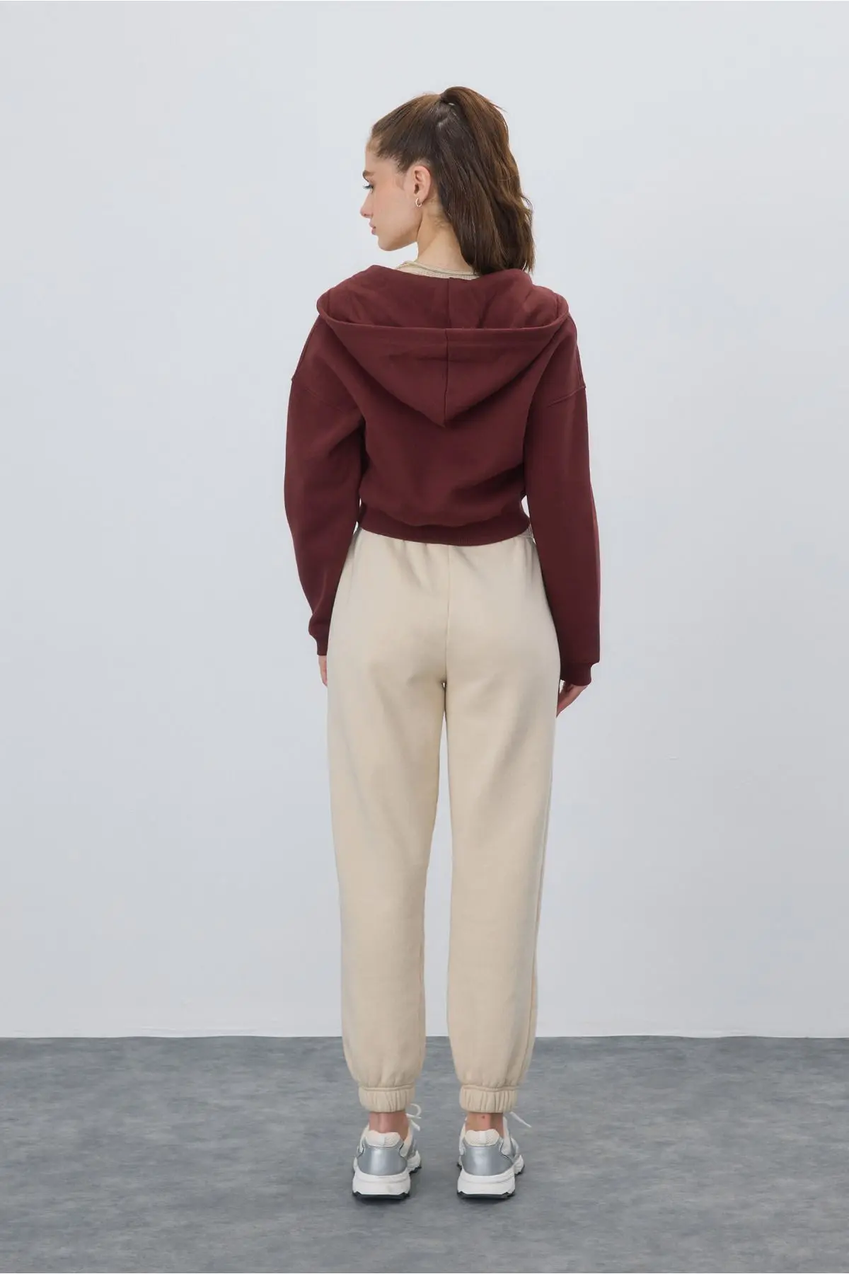 Kadın Çikolata Renk Kapüşonlu Şardonlu Crop Sweatshirt Hırka