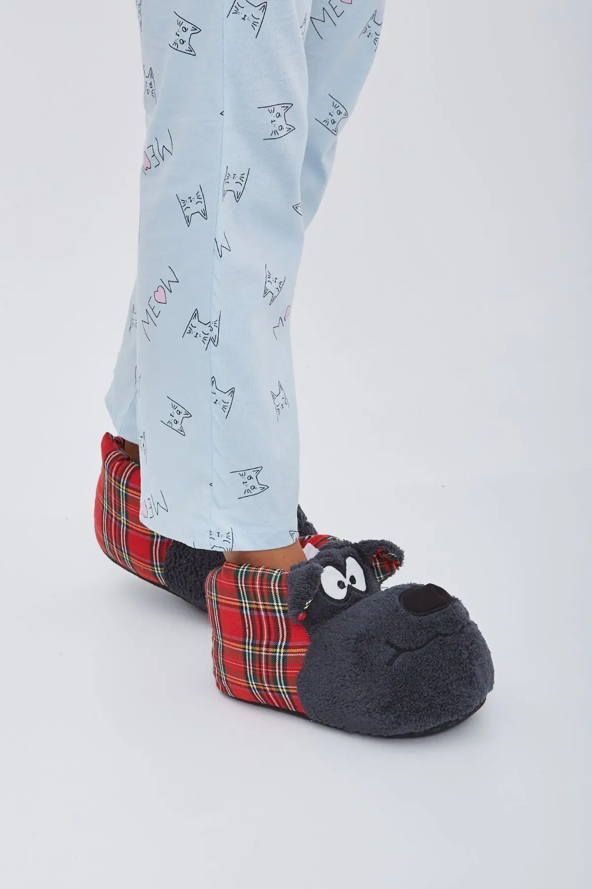 Füme Kırmızı Ekoseli Hayvanlı Sessiz Taban Panduf Sevimli Köpek Figürlü Peluş Ev Ayakkabısı