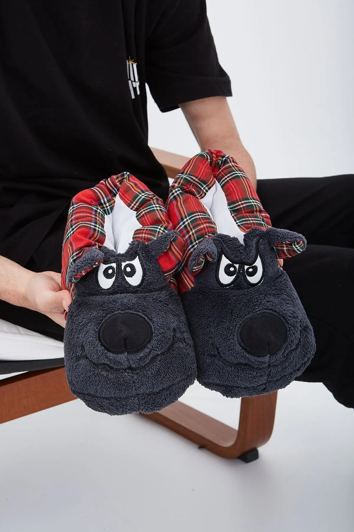 Moda Devrin Füme Kırmızı Ekoseli Hayvanlı Sessiz Taban Panduf Sevimli Köpek Figürlü Peluş Ev Ayakkabısı