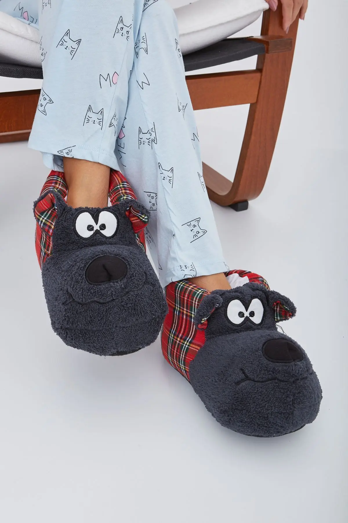 Füme Kırmızı Ekoseli Hayvanlı Sessiz Taban Panduf Sevimli Köpek Figürlü Peluş Ev Ayakkabısı