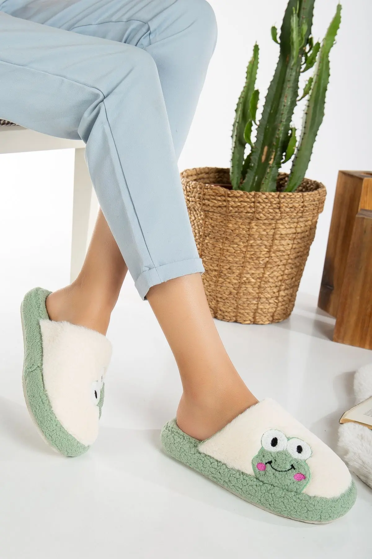 Kadın Kurbağa Figürlü Sessiz Taban Peluş Ev Terliği