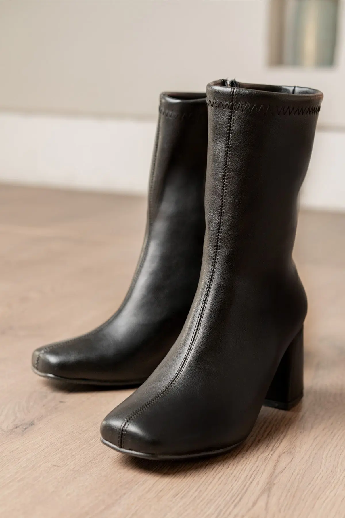 Kadın Siyah Cilt Orta Boy Topuklu Bot