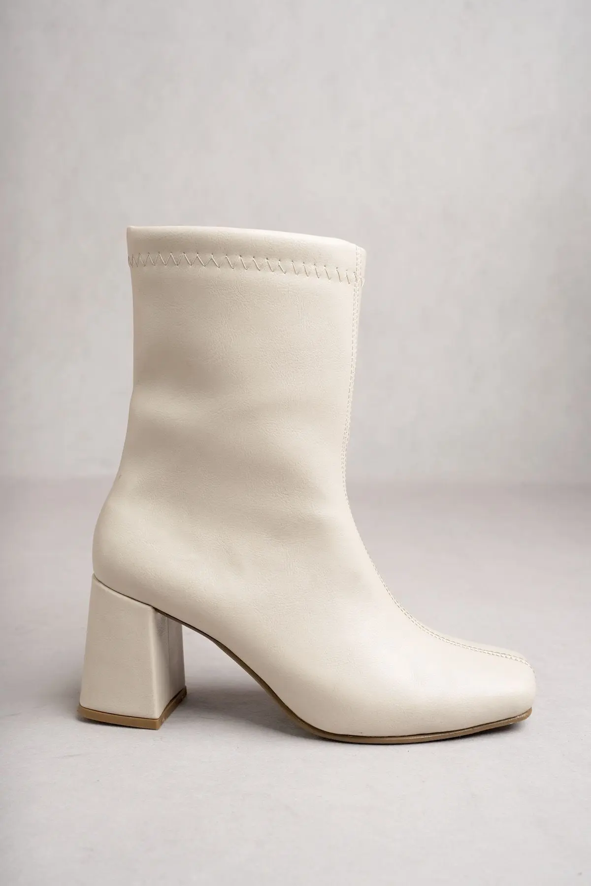 Kadın Bej Cilt Orta Boy Topuklu Bot