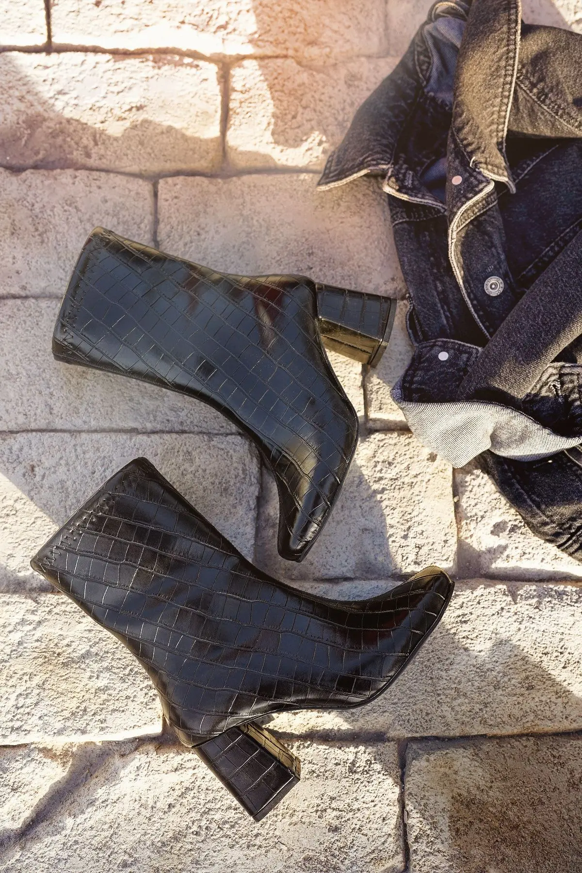 Kadın Siyah Kroko Desenli Cilt Orta Boy Topuklu Bot