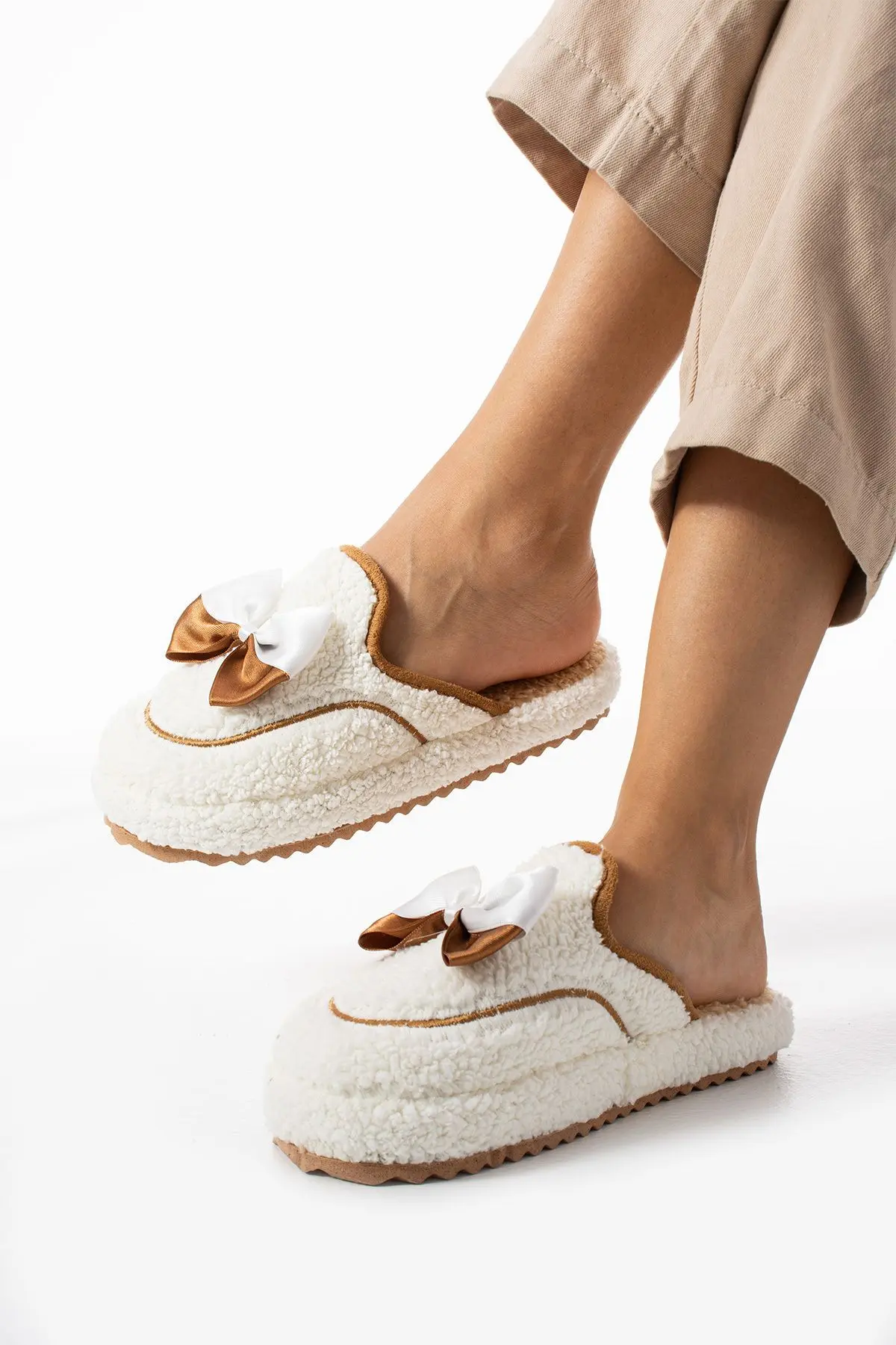 Beyaz Papyon Kışlık Kadın Terlik