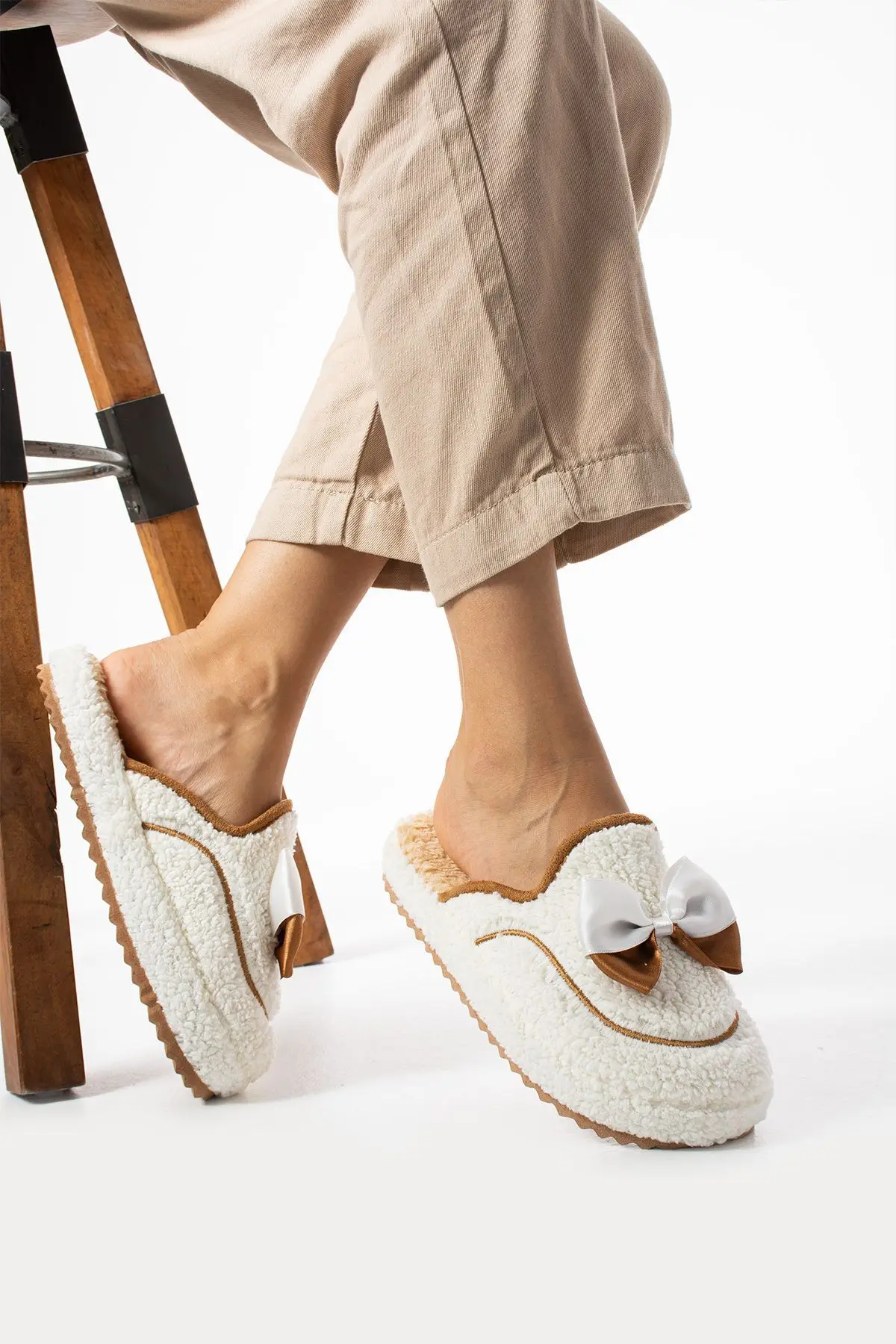 Beyaz Papyon Kışlık Kadın Terlik