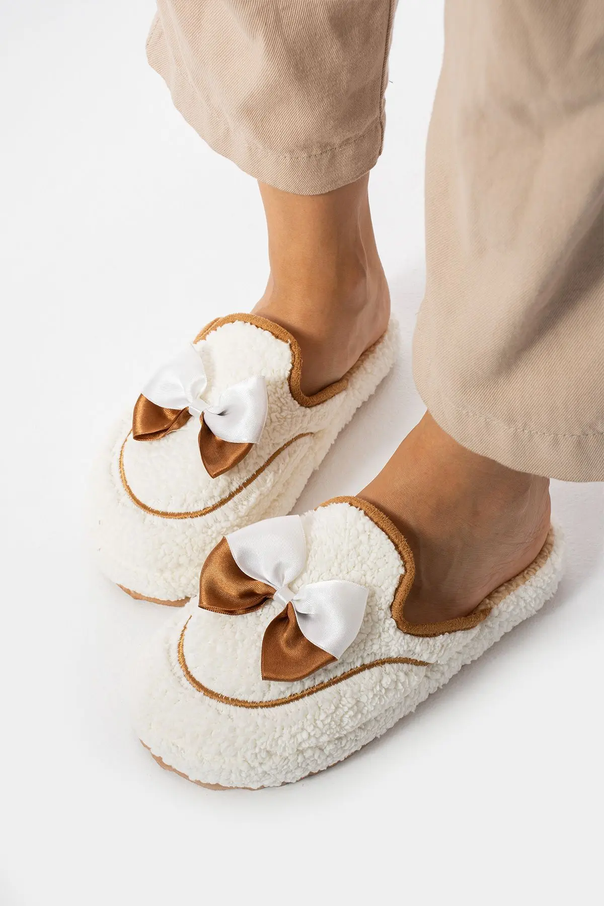 Beyaz Papyon Kışlık Kadın Terlik